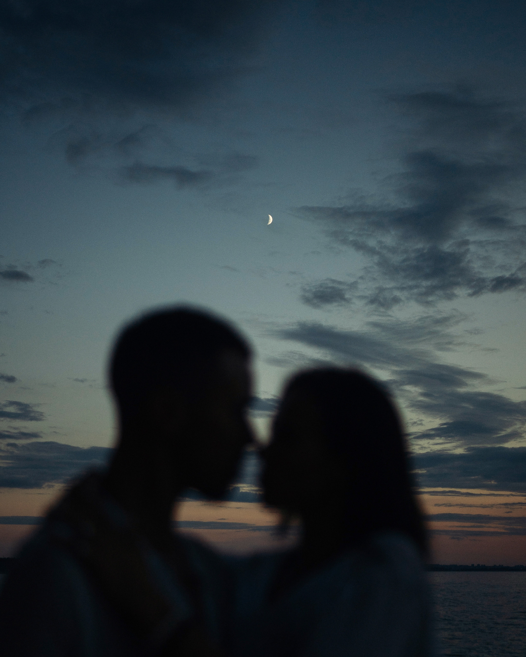 Семейная пара парень и девушка фотосессия на берегу моря в Севастополе