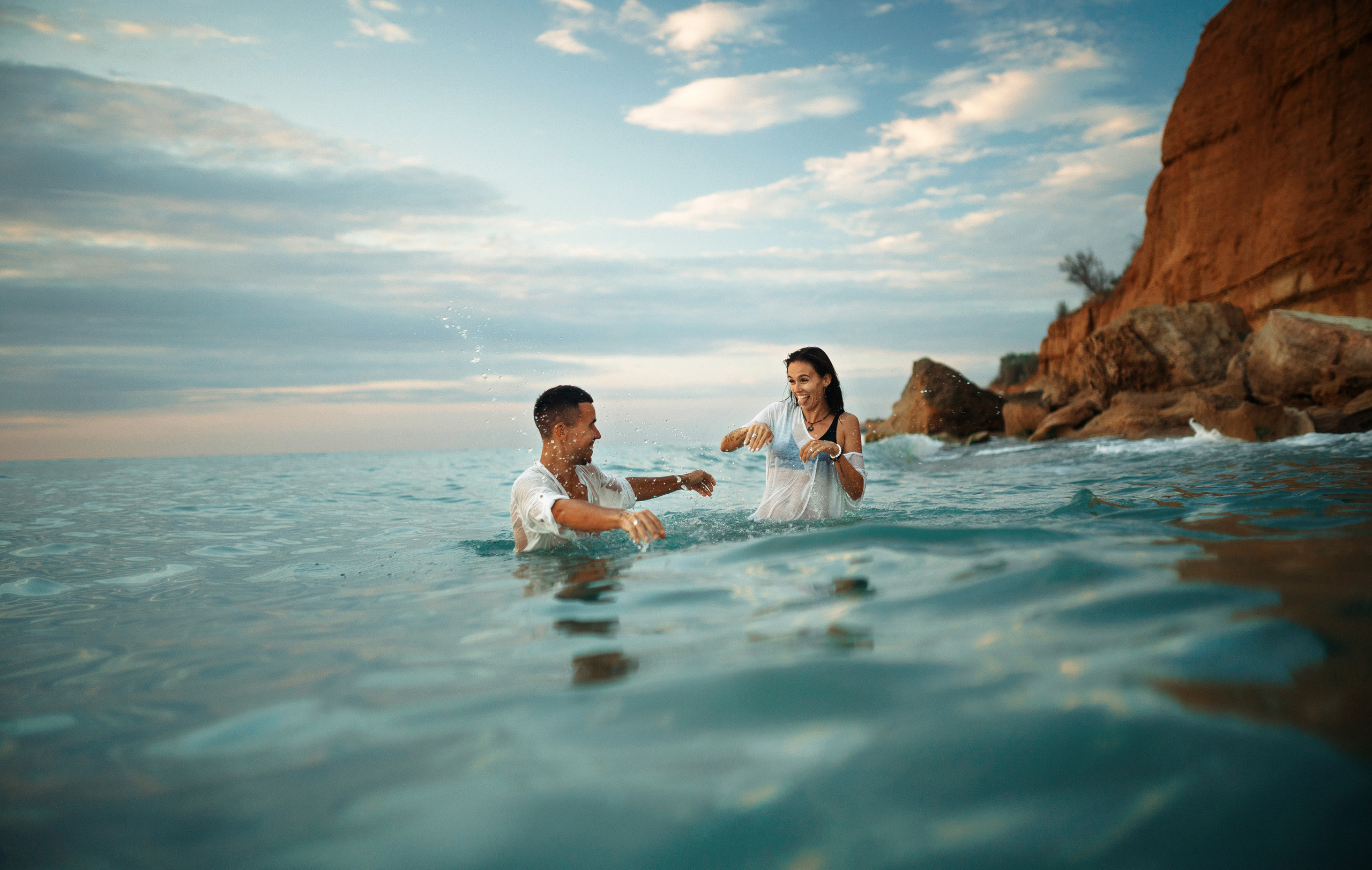 Семейная пара парень и девушка фотосессия на берегу моря в Севастополе