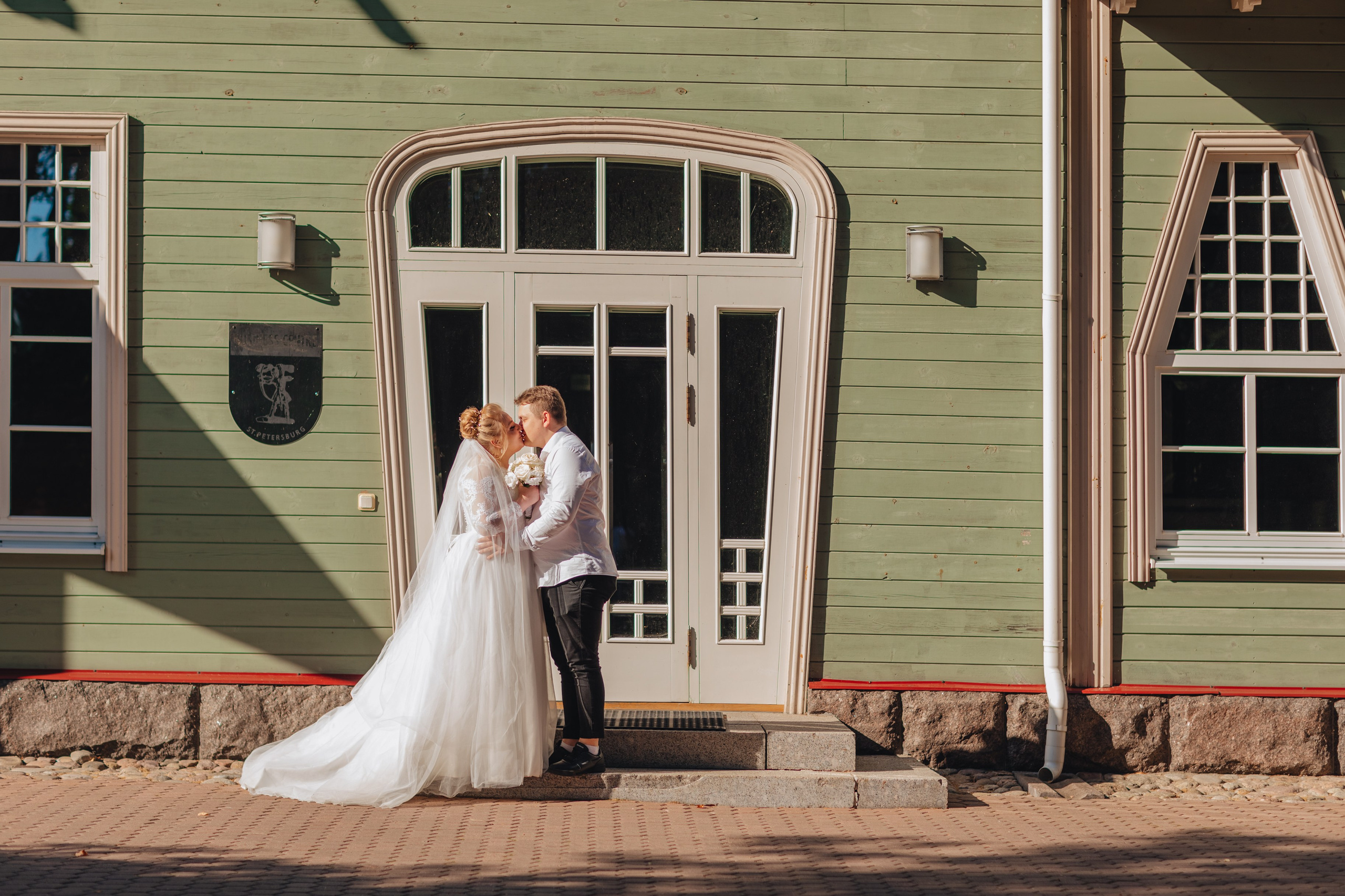 Евгения и Илья. ЗАГС Калининского района и прогулка на Финском заливе. Свадебный и семейный фотограф в Санкт-Петербурге и Сестрорецке