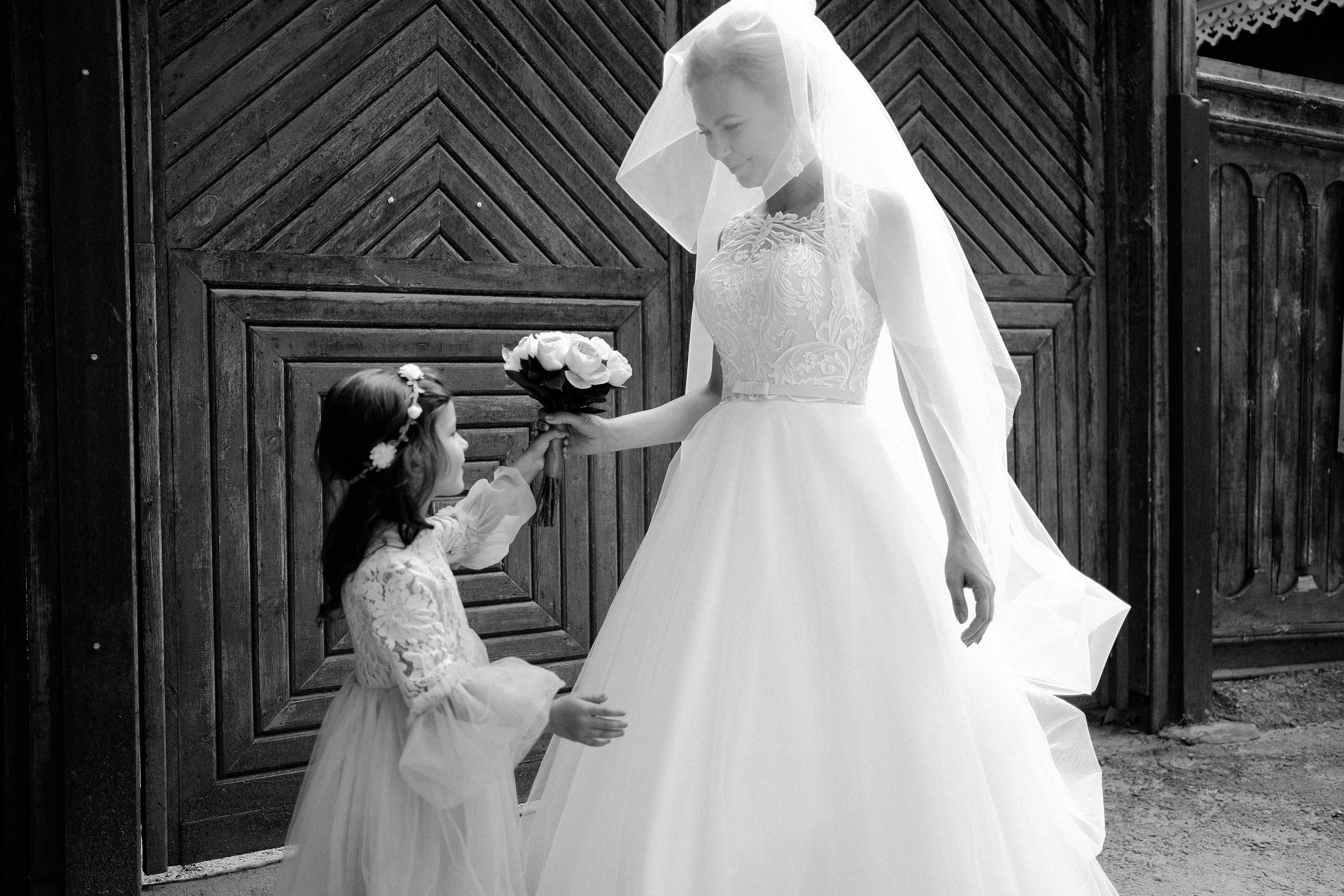 Прогулка невесты в фате на улице