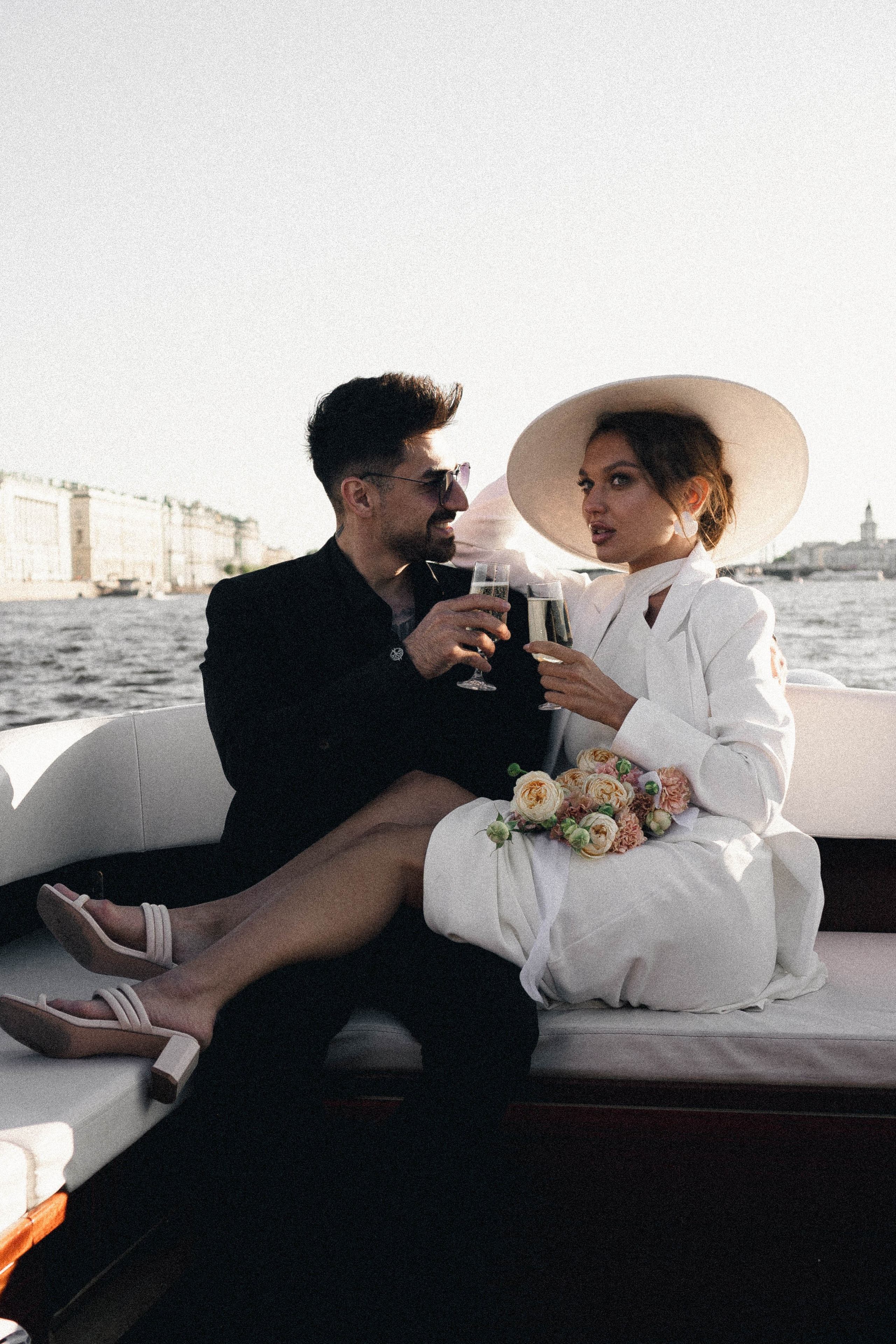 СВАДЕНБНАЯ СЬЕМКА НА КАТЕРЕ ПО КАНАЛАМ САНКТ-ПЕТЕРБУРГА И В АКВАТОРИИ НЕВЫ. Профессиональный фотограф, Санкт-Петербург — Виктория Богомолова