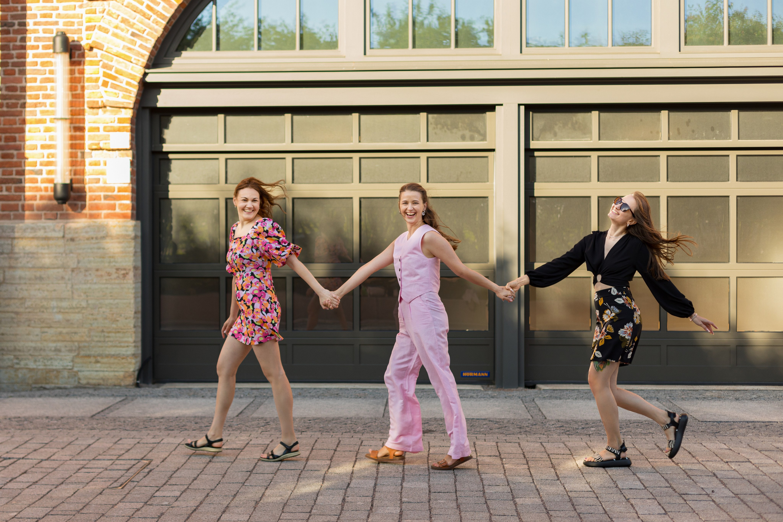 Летняя фотопрогулка трех подруг на острове Новая Голландия. Детский и контент фотограф Надя Волкова Санкт-Петербург