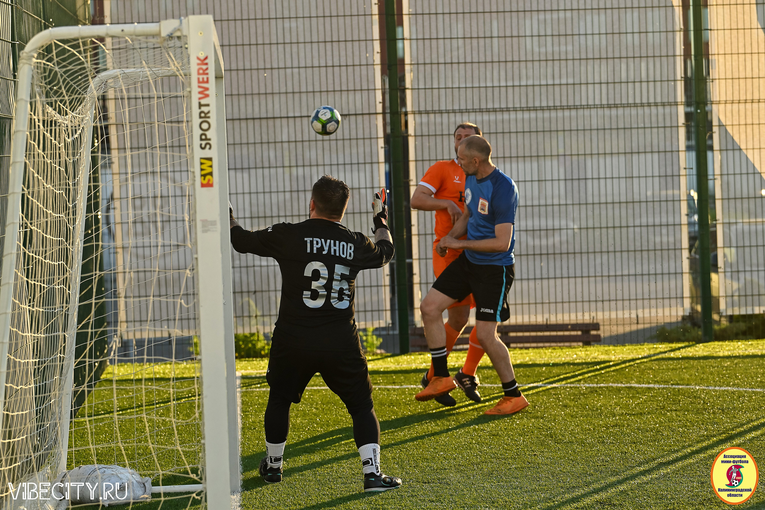 ИГРЫ МИНИ-ФУТБОЛЬНОЙ И КОРПОРАТИВНОЙ ЛИГИ. VIBECITY.RU Вайб Сити Ру Фоторепортажи Фотоотчеты Калининград