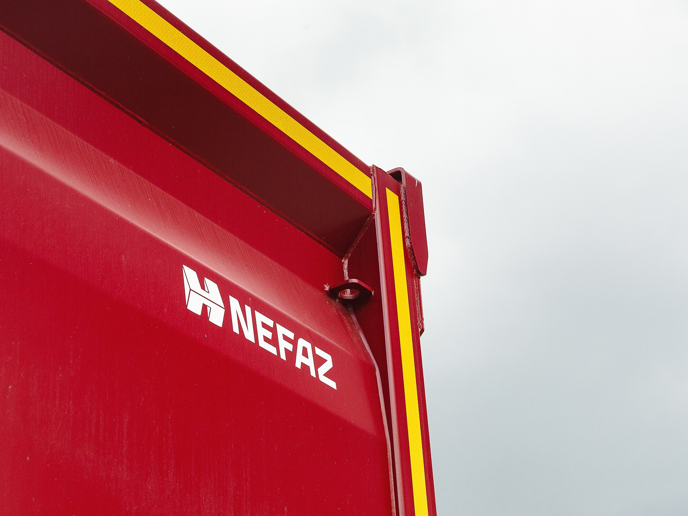 Профессиональная съёмка легковых автомобилей и большегрузов для продажи и контента. Выездная фотосессия спецтехники в Санкт-Петербурге. Репортажный фотограф Сергей Пушкин в СПб. Промышленная фотосъёмка авто. Фотограф для дилеров и производителей. 