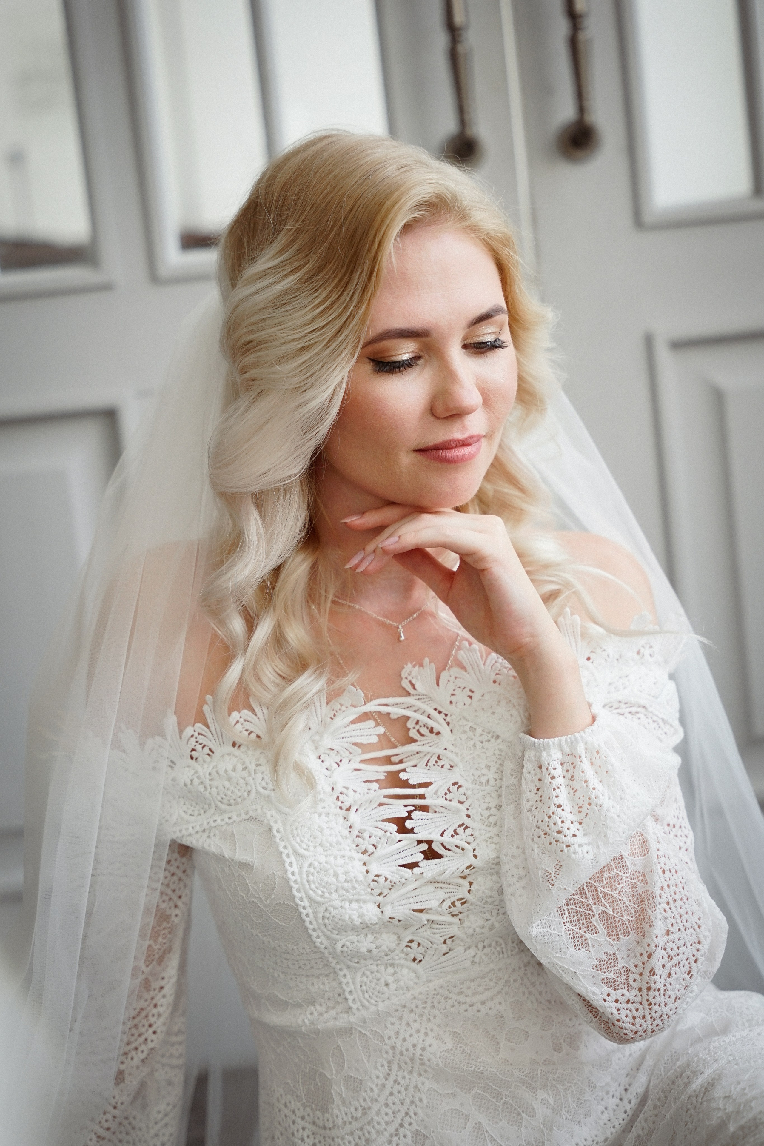 Свадебная фотосессия в студии с темным полом