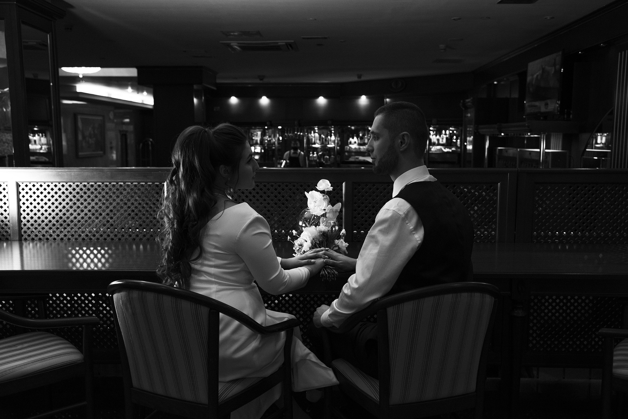 жених и невеста в баре