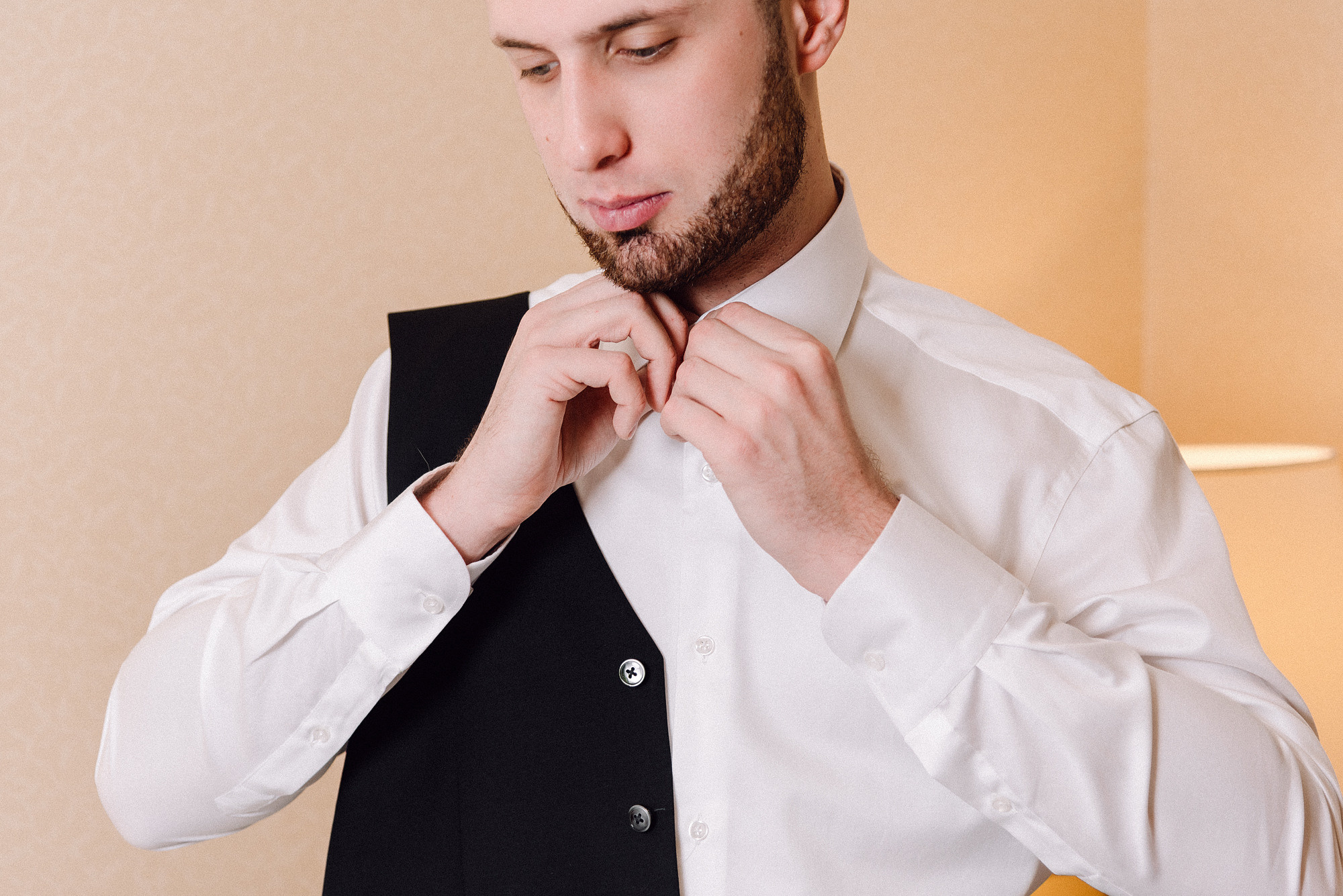 жених надевает рубашку