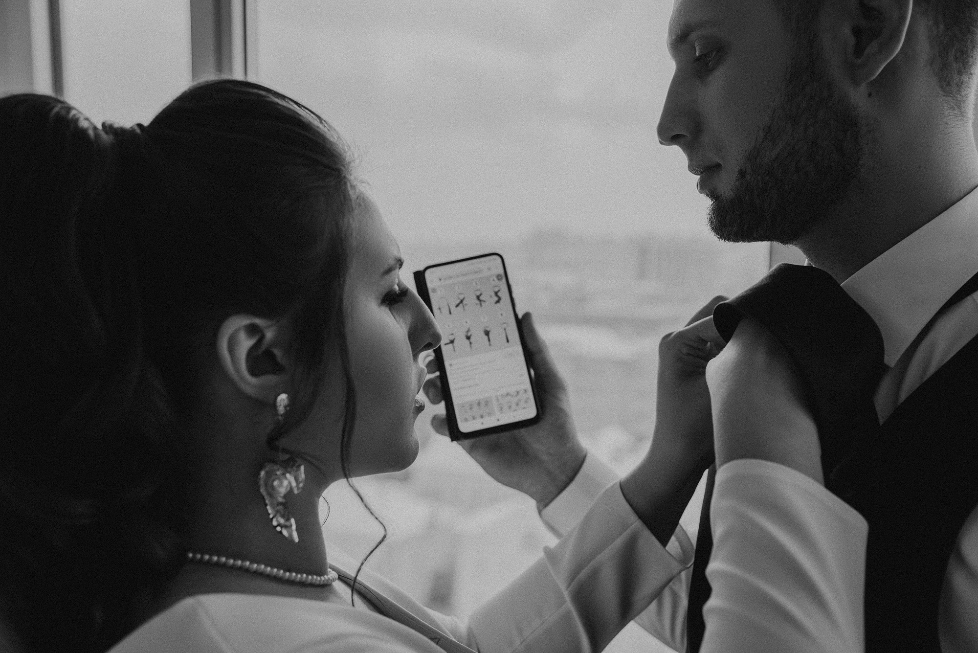 невеста завязывает галстук жениху