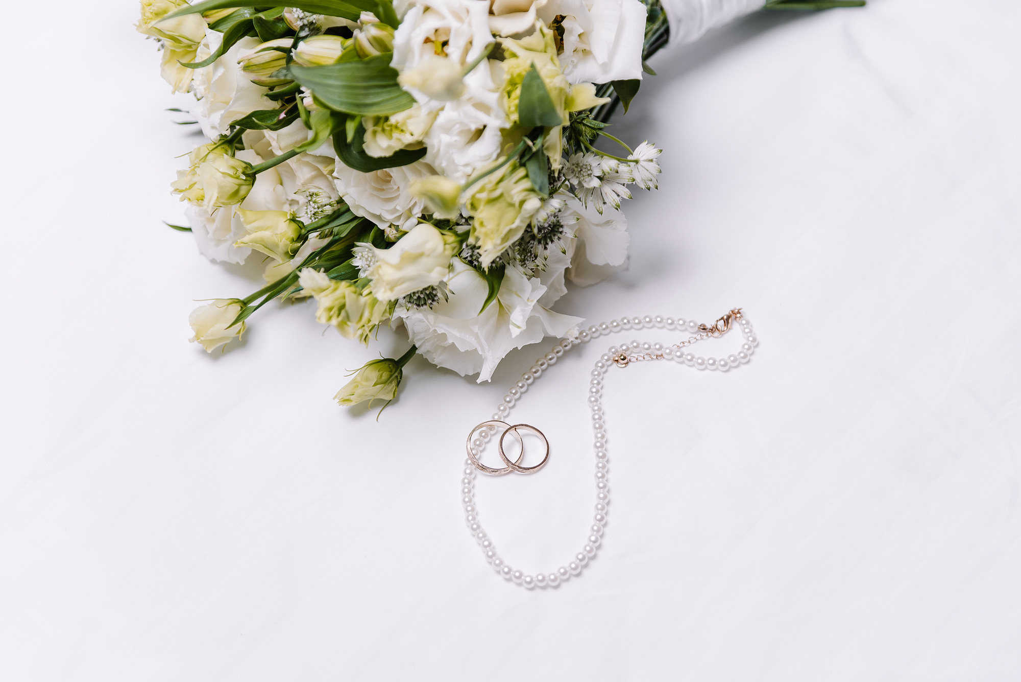 букет и обручальные кольца