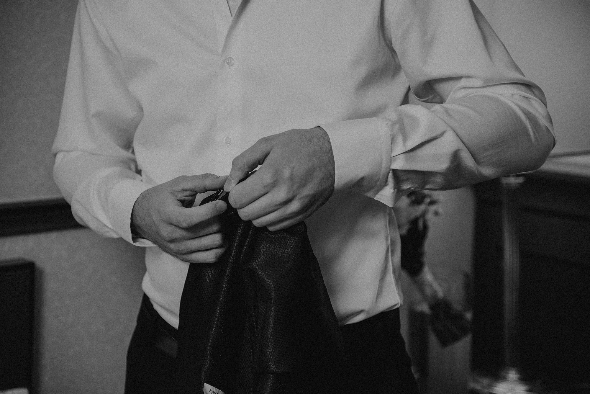 жених надевает костюм