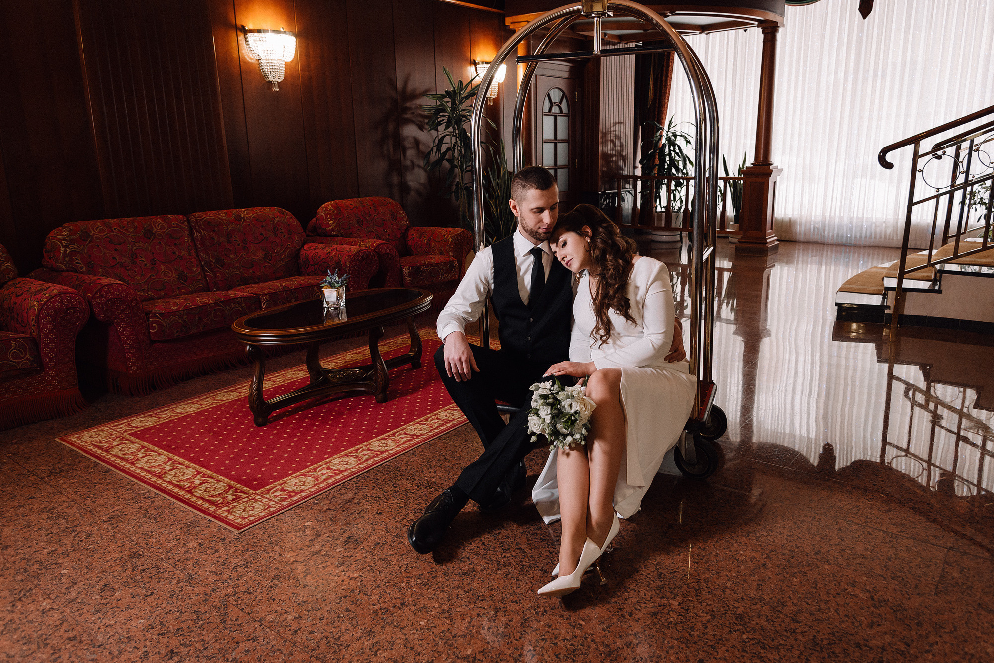 свадебная фотосессия в отеле, фотосъемка в отеле, фотосессия молодых в отеле