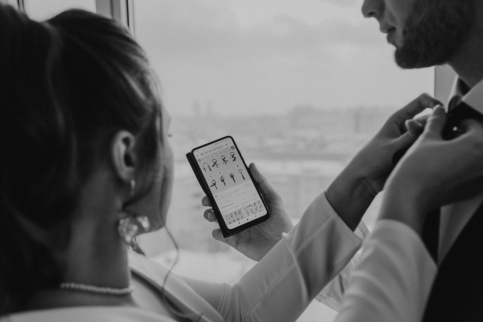 завязывает галстук