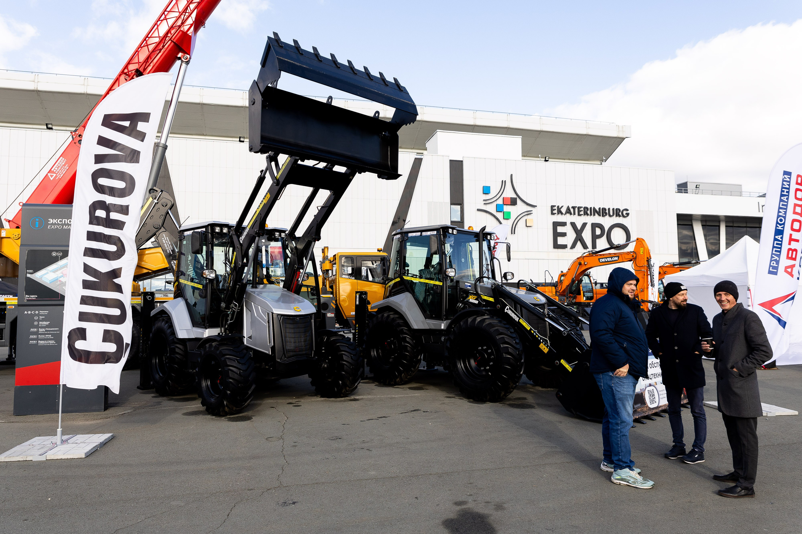 100+ (разные стенды). Фотограф Родион Нарудинов