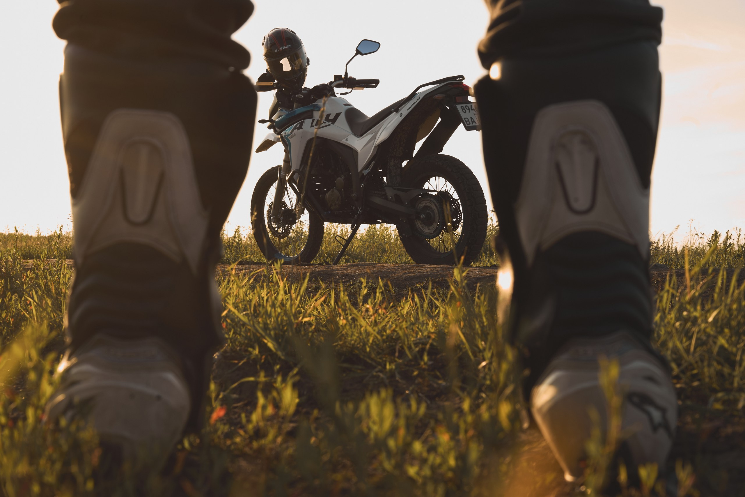 Фотосессия с мотоциклом на закате в поле. Фотограф Екатеринбург Кокшарова Александра