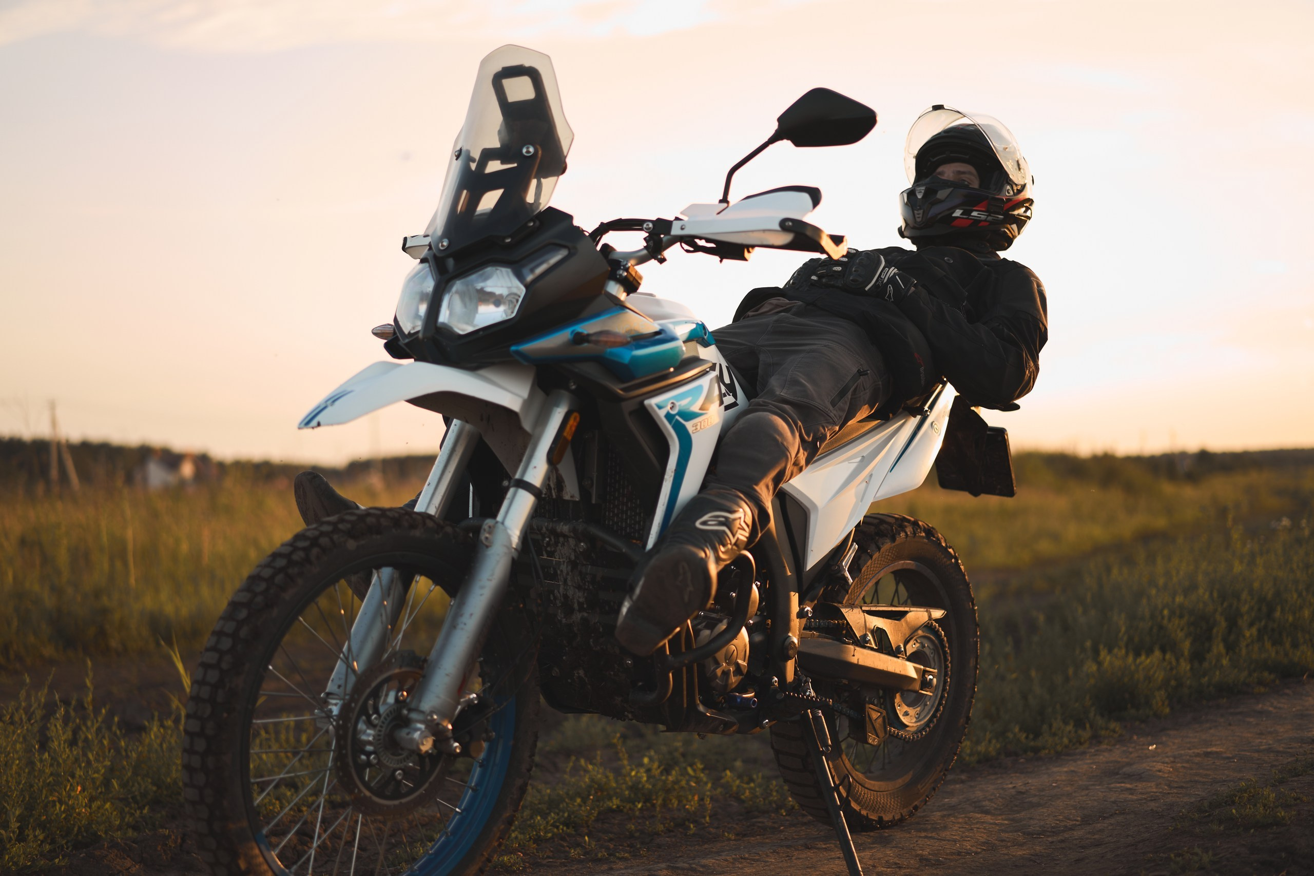 Фотосессия с мотоциклом на закате в поле. Фотограф Екатеринбург Кокшарова Александра