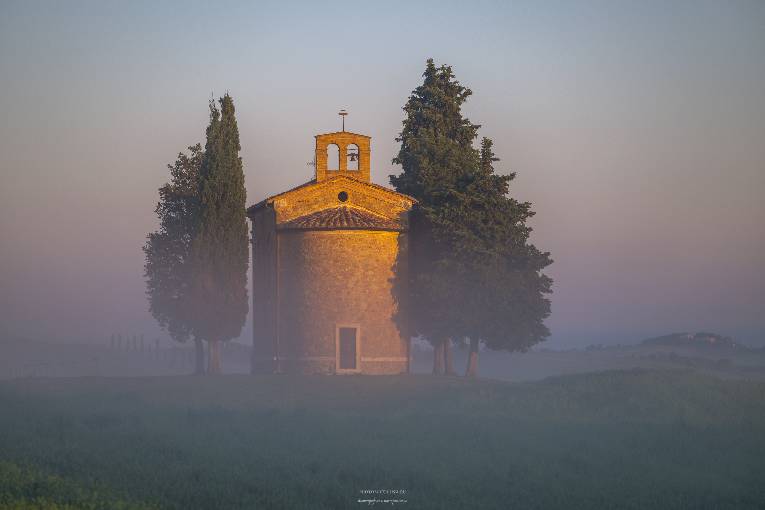 Утро в Тоскане. Капелла Виталета (Capella della Madonna di Vitaleta San Qurico d’Orcia). Авторская фотография для интерьеров