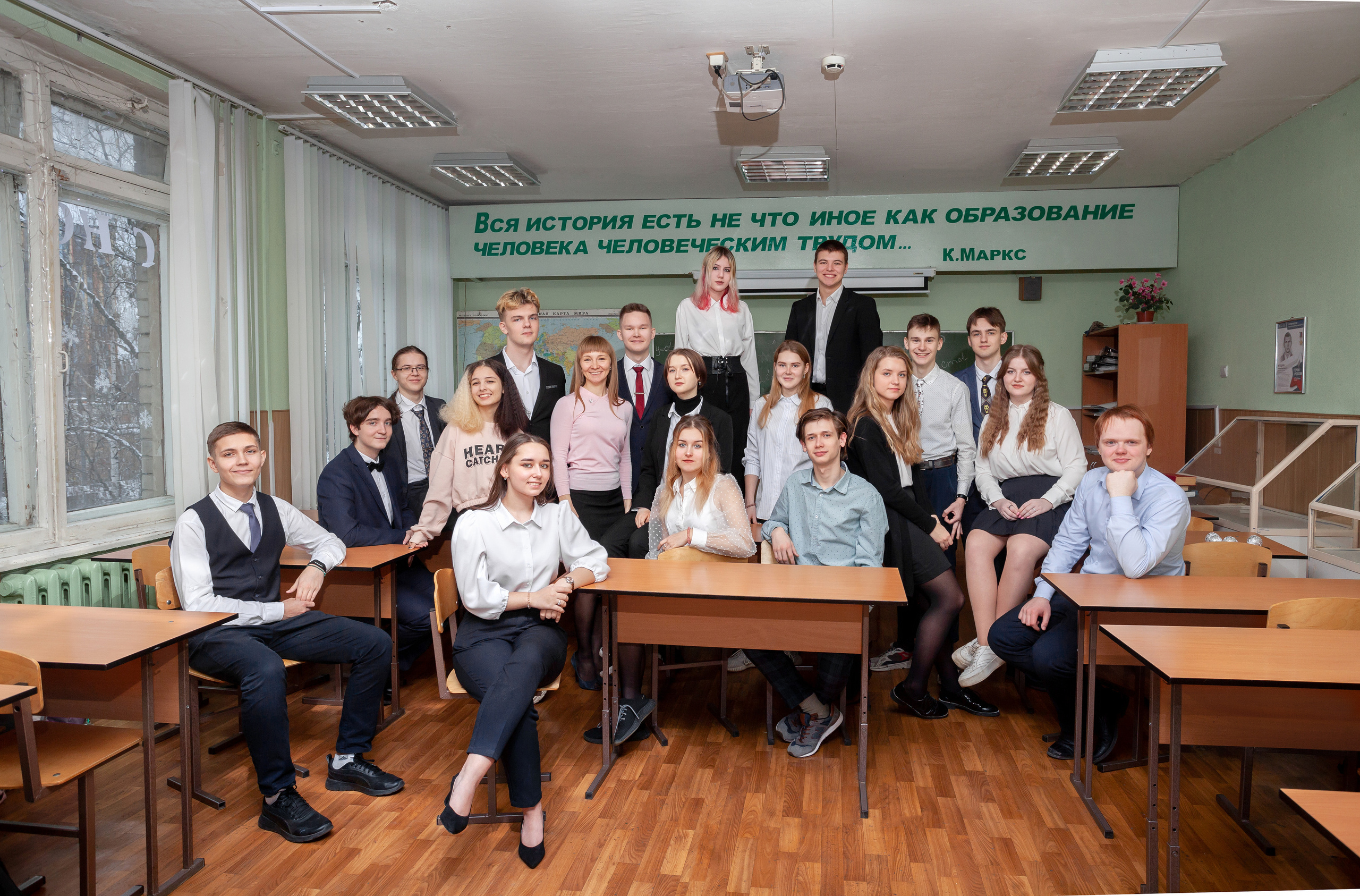 Групповой портрет в классе. Forteens Выпускные альбомы в Нижнем Новгороде