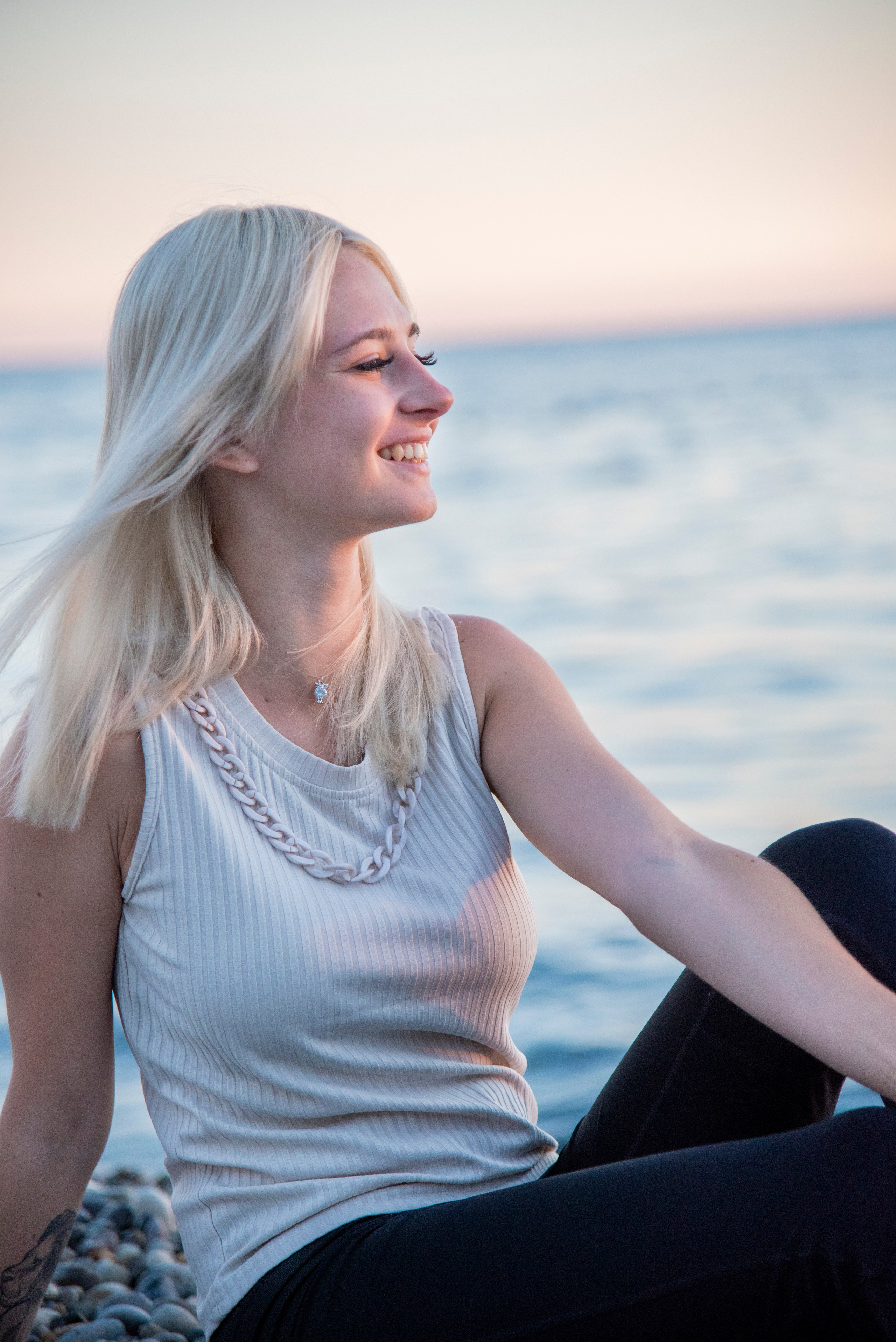 Милая блондинка, волосы до плеч, длинные ресницы, панама, пляж, посёлок Лазоревское, закат, море