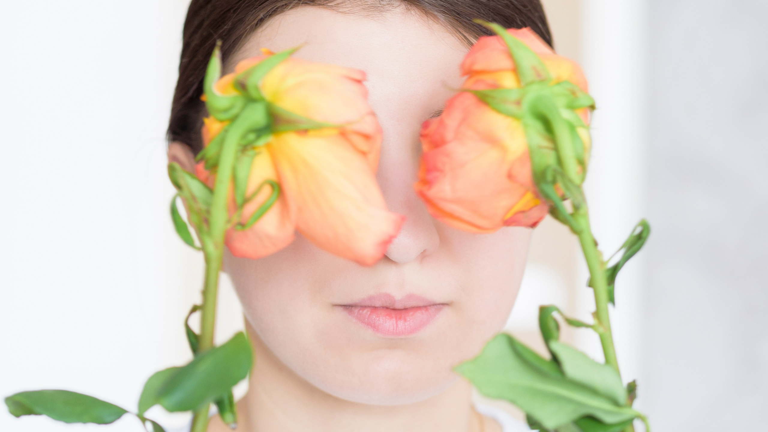 Фотопроект самоизоляция, одиночество, девушка в квартире. арт-фотография, философия, розы на глазах