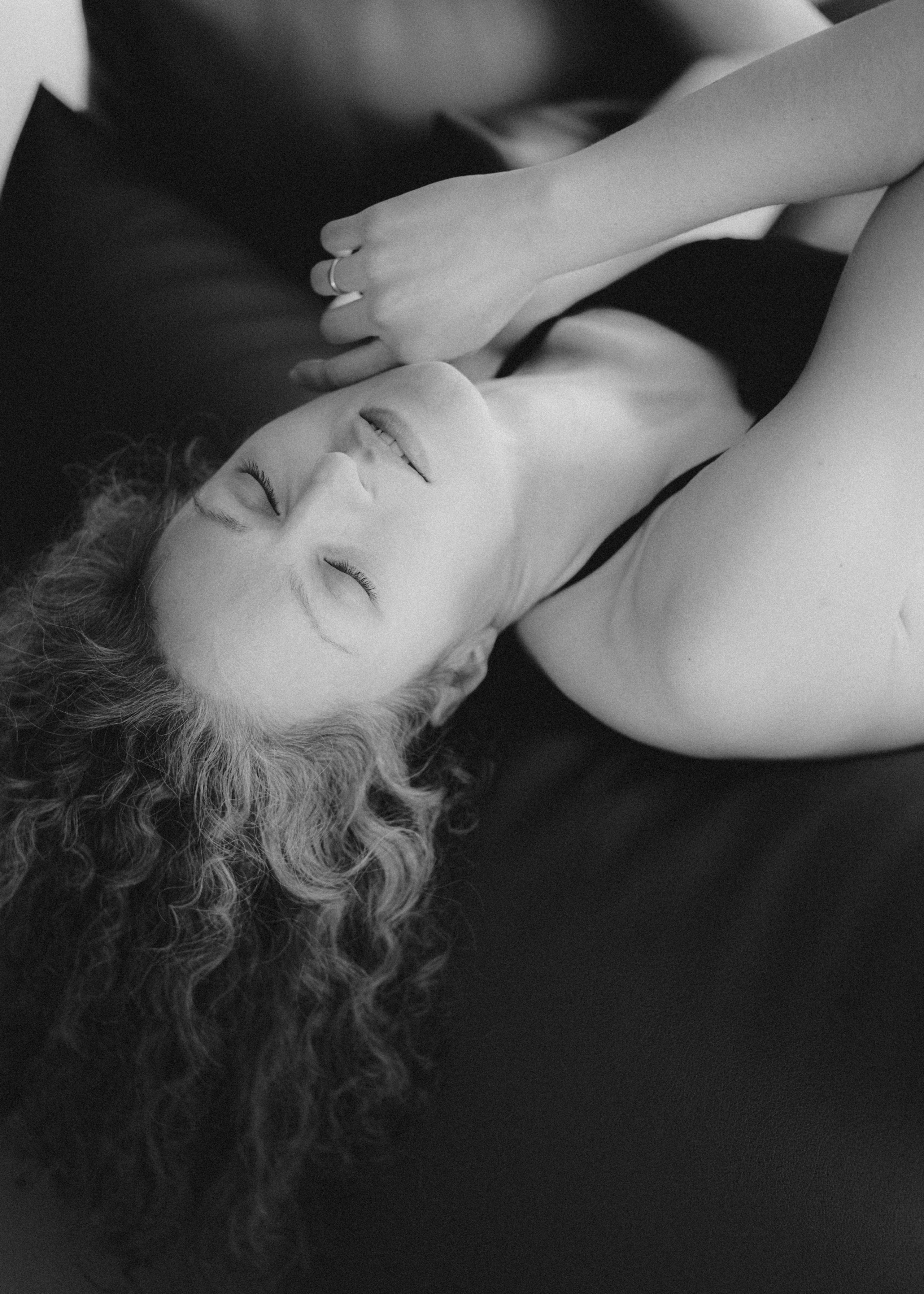 Фотосессия для женщины в студии минимализм. Женский фотограф в Красноярске