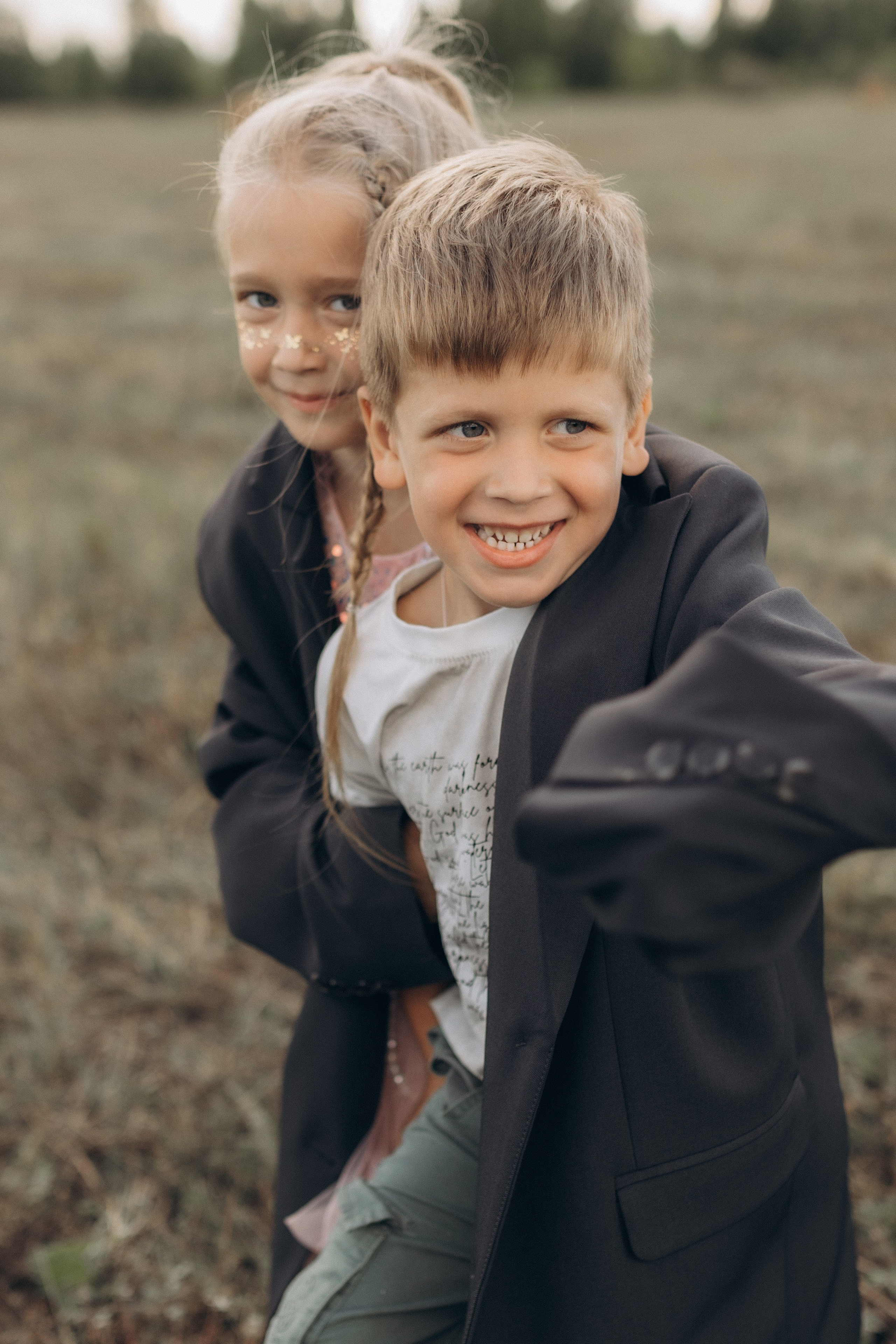 Вика и Миша на сене. Семейный фотограф lifestyle в Новосибирске Елена Шпилевая