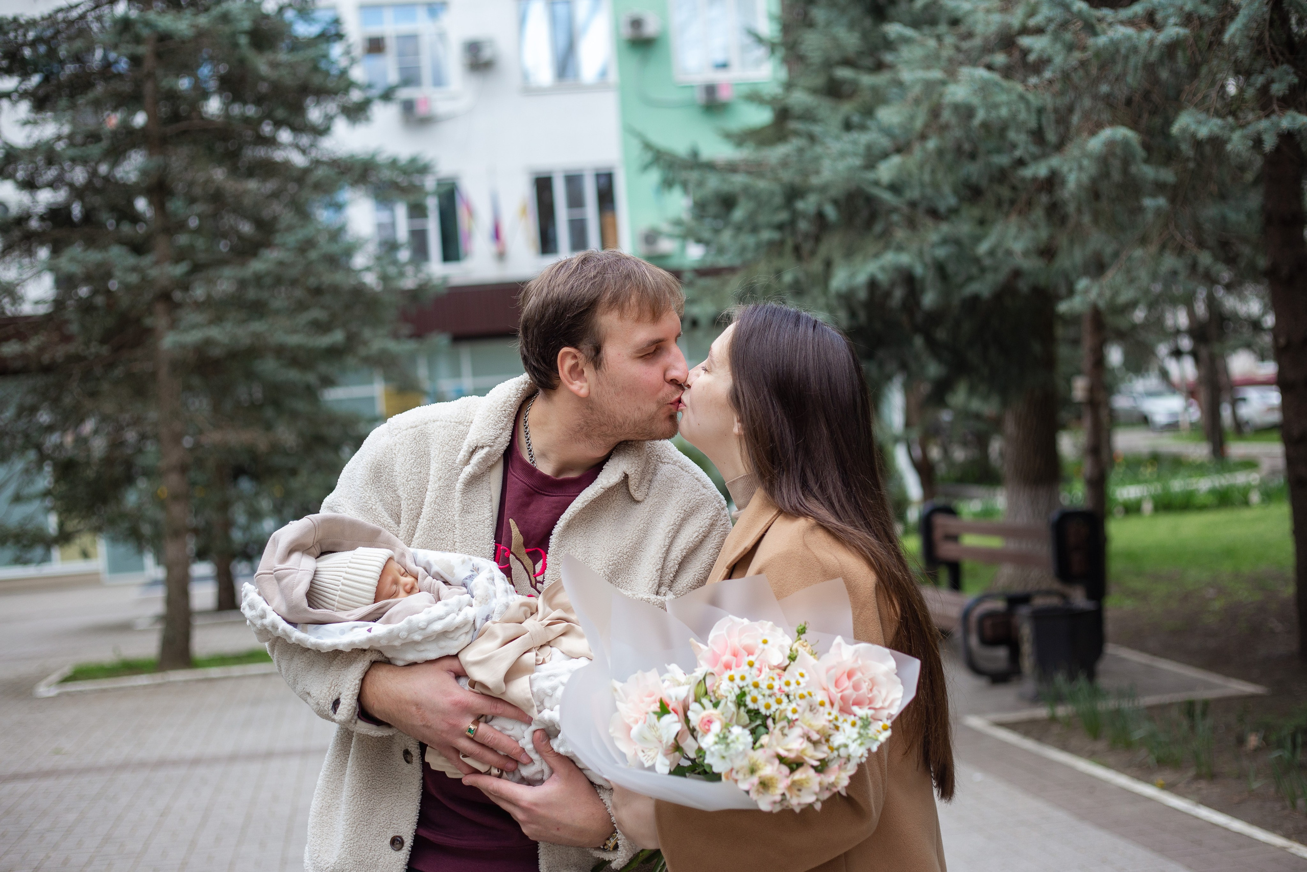 Выписка из роддома. Фотограф Краснодара, фотограф в парке Галецкого.репортажный фотограф. детский фотограф, свадебный фотограф. профессиональный фотограф