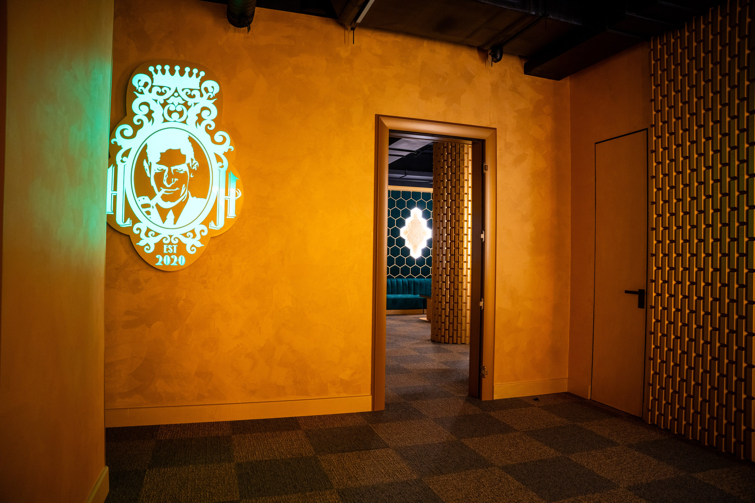 Фотосъемка интерьера стриптиз-клуба Hefner — элитный клуб Краснодара. Интерьерная фотосъемка клуба Hefner в Краснодаре — профессионально. Шедевры для Вас! Фотограф и Видеограф в Краснодаре Пахиев Руслан