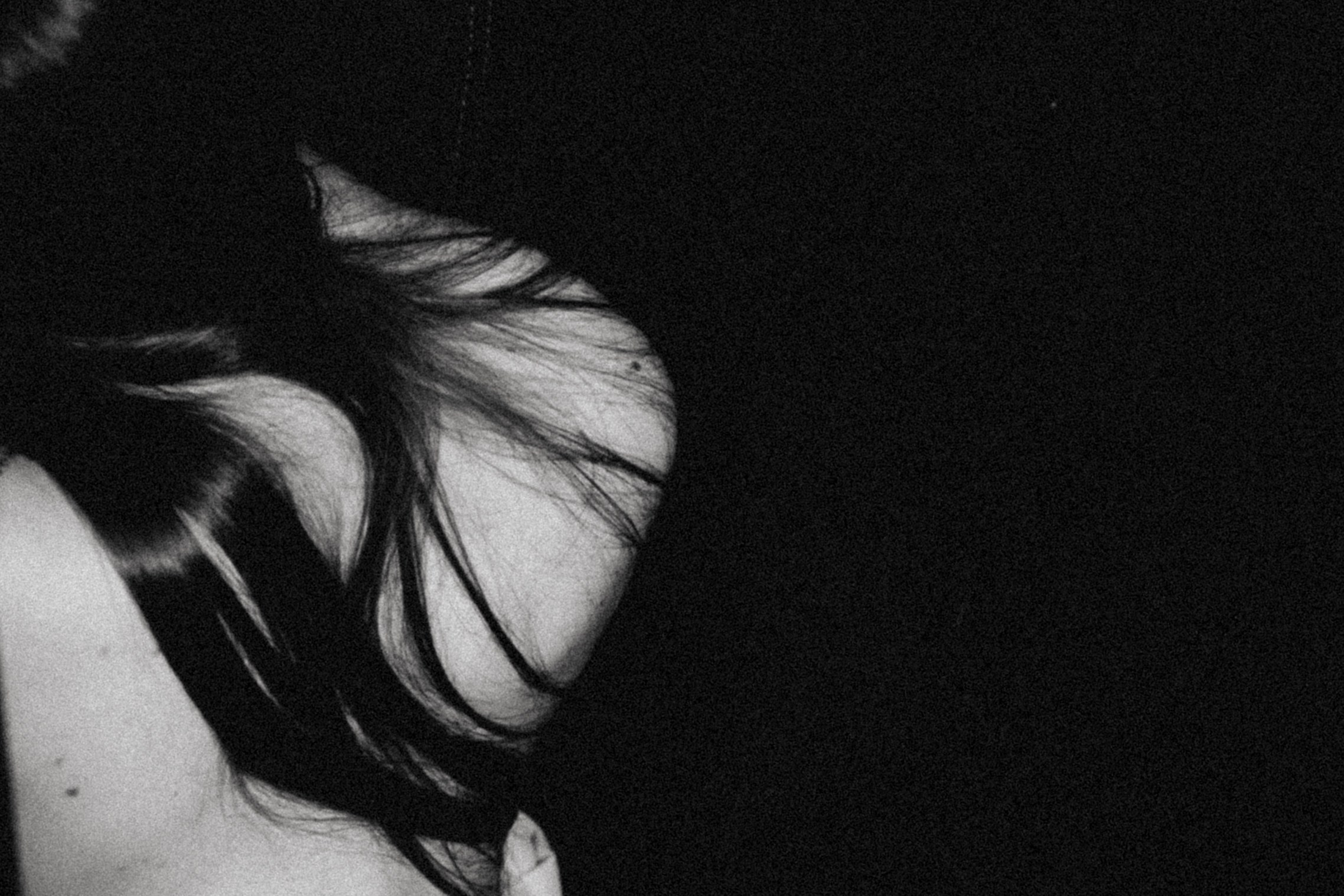 Крупный план черных волос девушки на фоне ночного города в Пензе. Фотограф Александра Овечкина