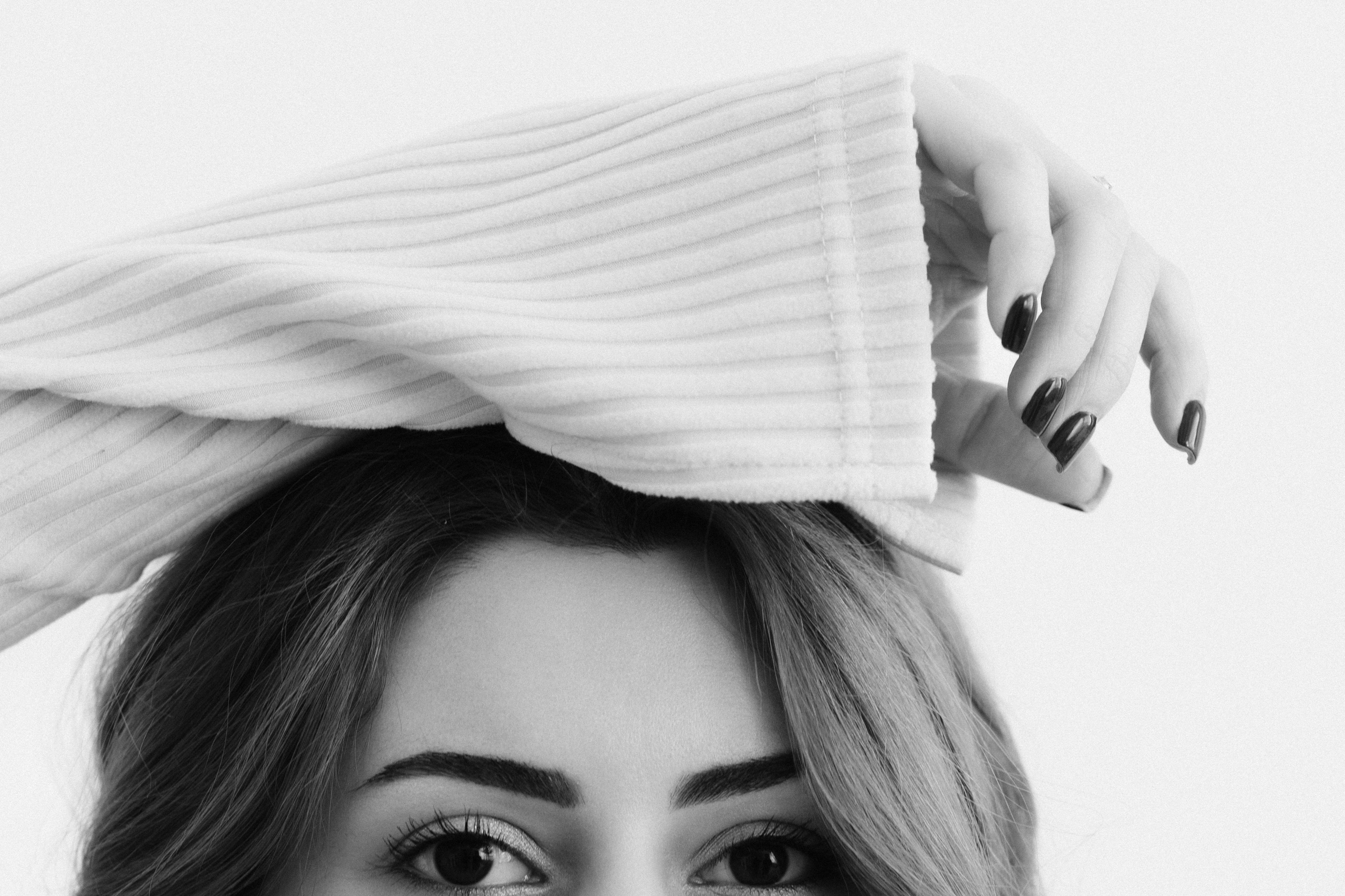 Фрагментарный портрет, глаза девушки и рука в фактурном свитере в рубчик, черно-белый минимализм. Фотограф в Пензе Александра Овечкина