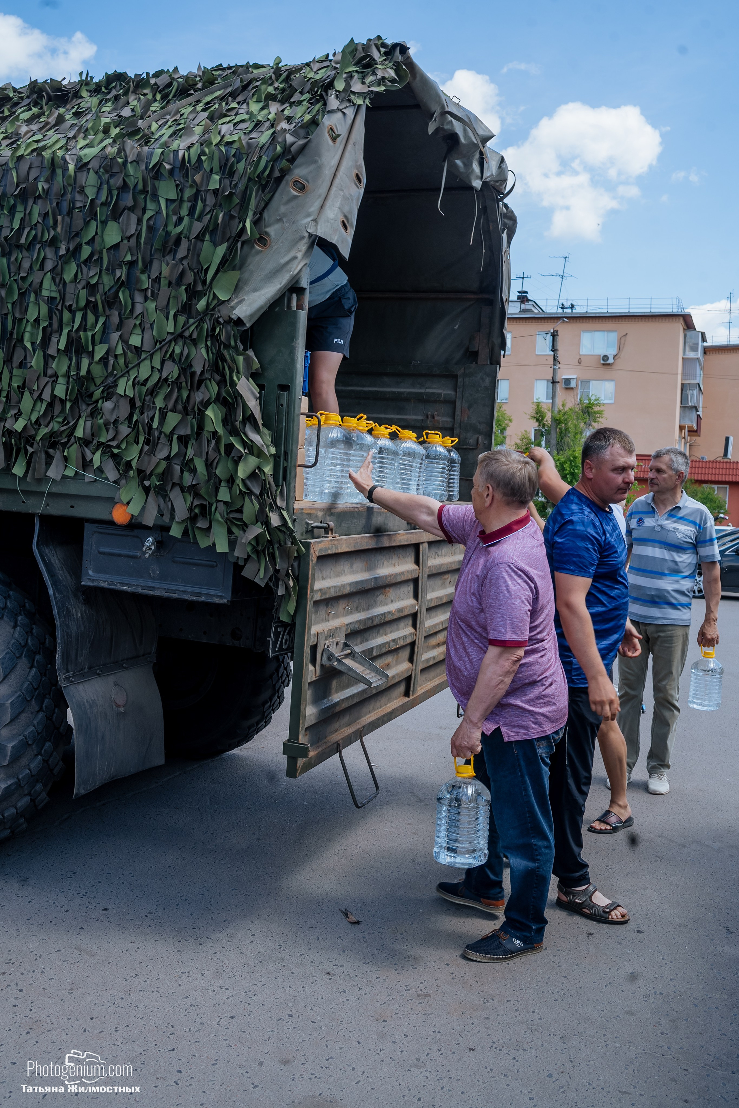 8 июня «Патриоты из Курска» сбор гуманитарной помощи у кинотеатра «Родина». Фотограф Нижний Новгород Татьяна Кейод