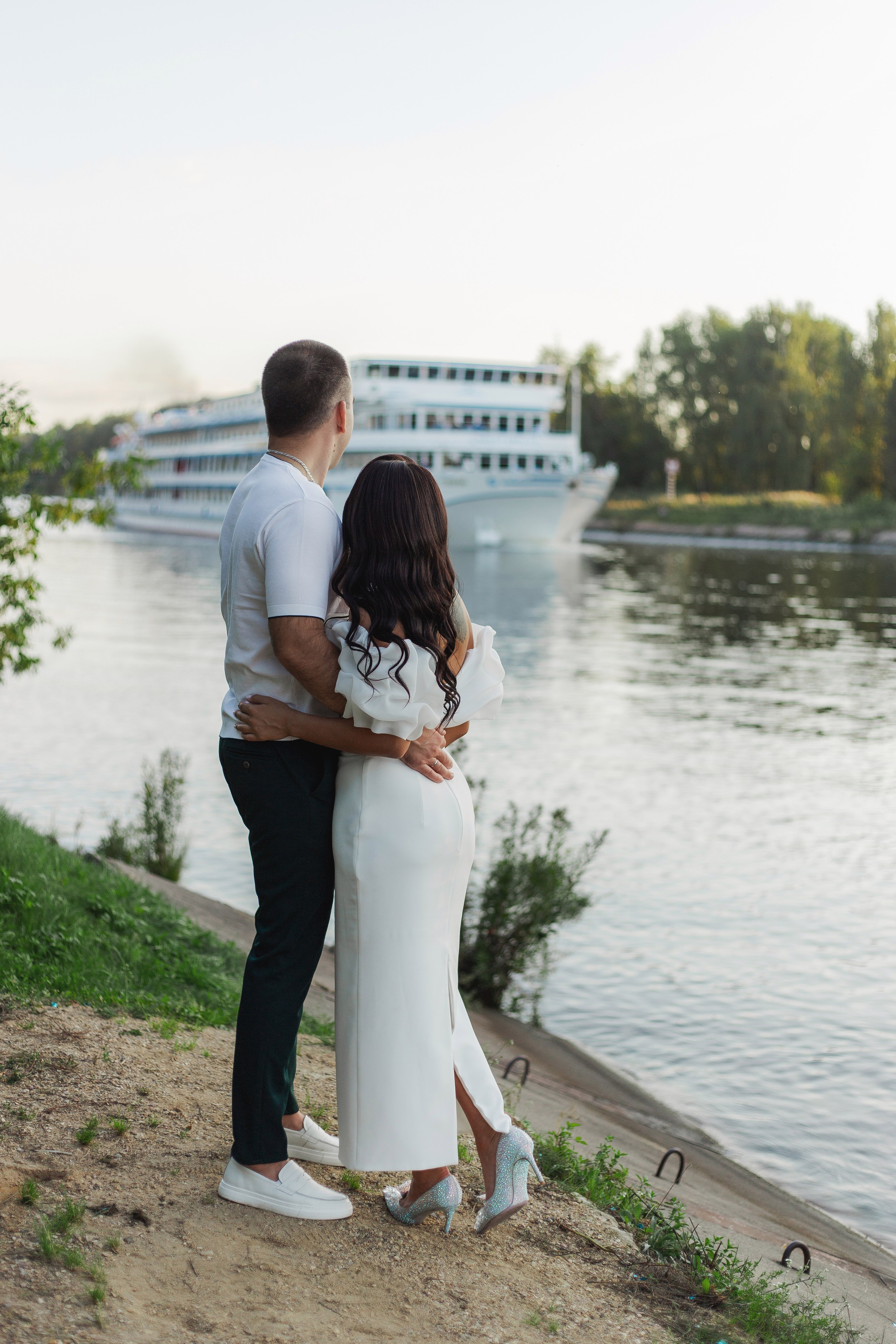 фотография пары на фоне корабля