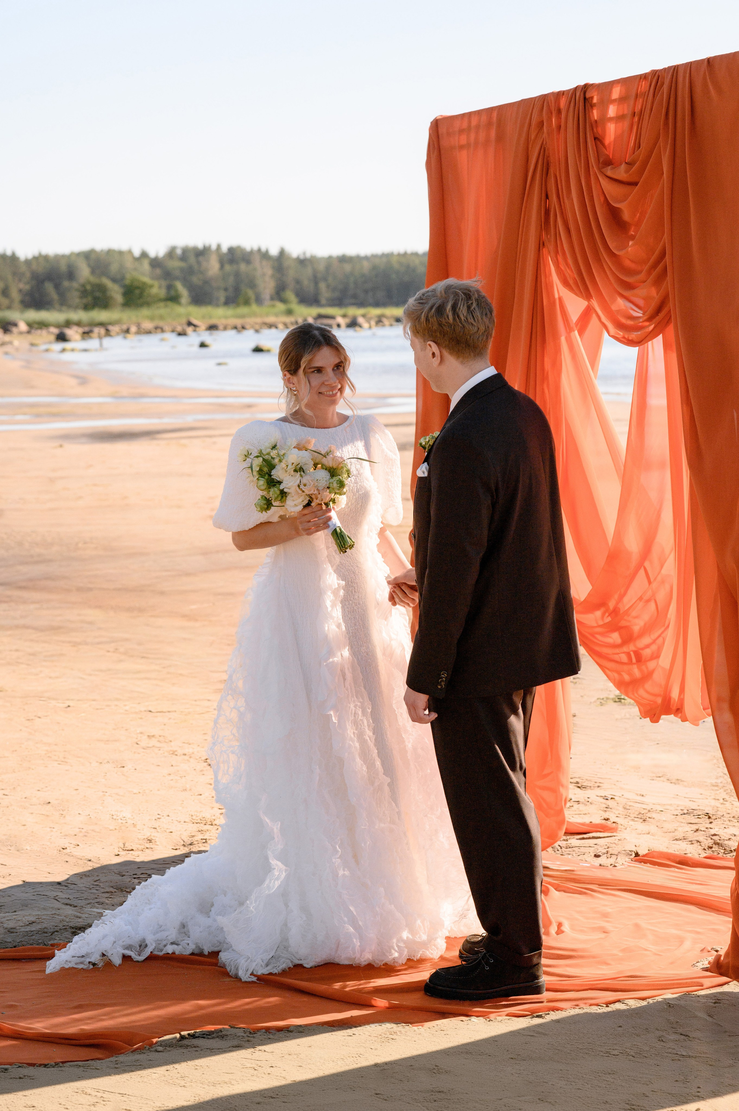 На берегу залива. Свадебный фотограф в Санкт-Петербурге, Москве, СПб Сергей Поддубный