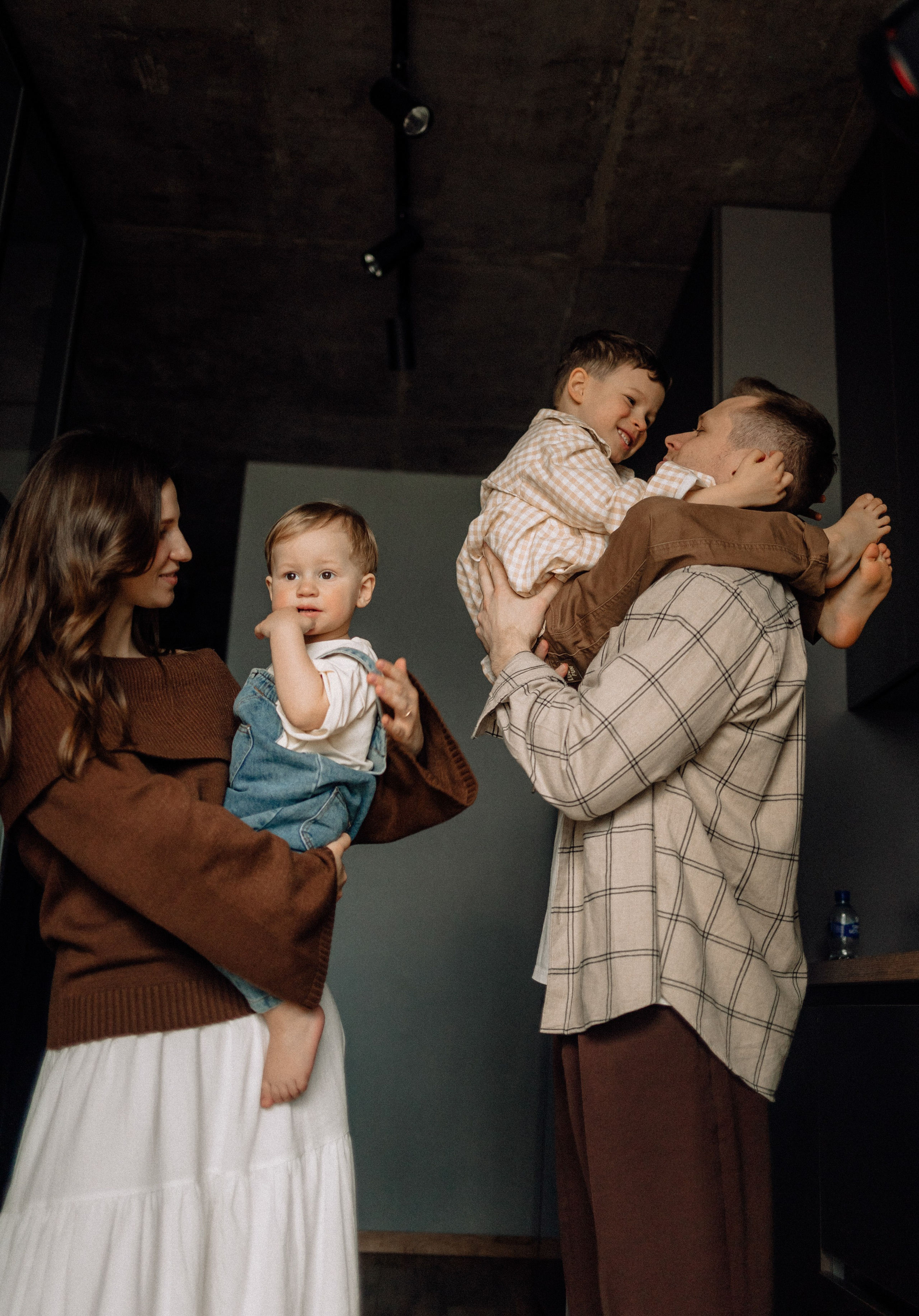 Звонко смеялись