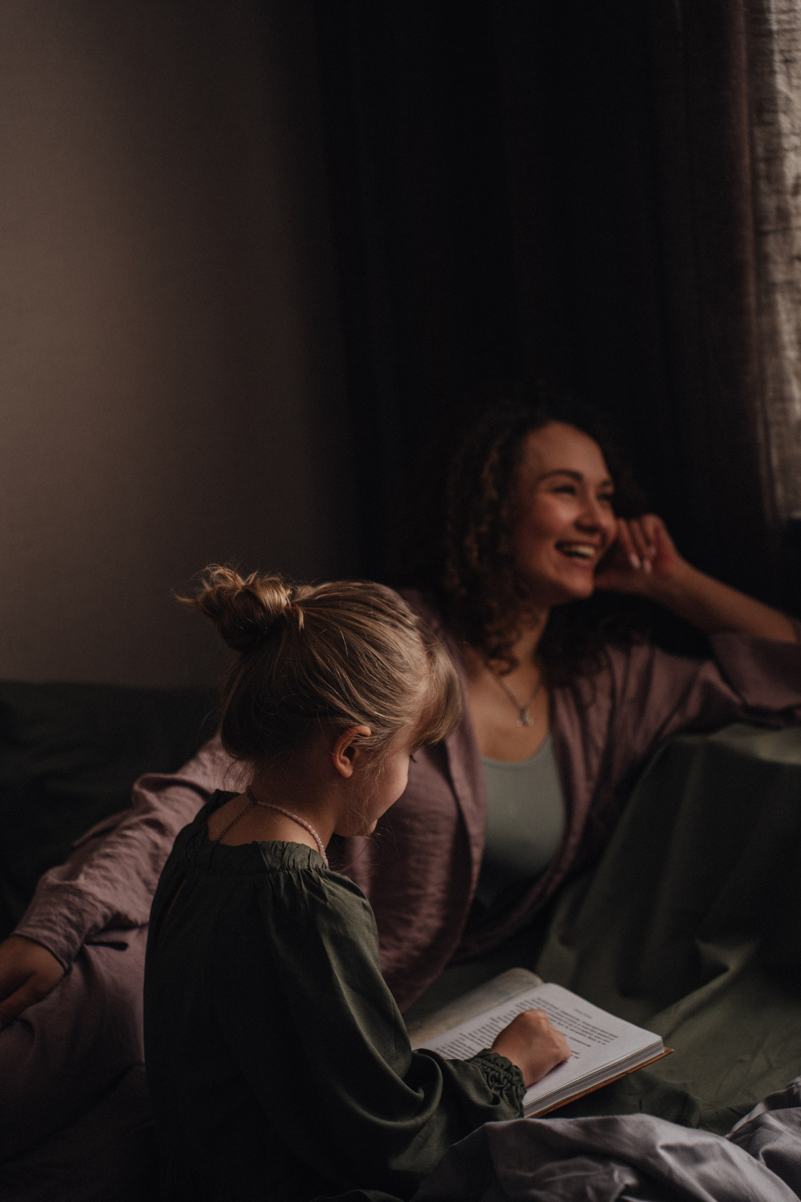 Девочка читает маме книжку