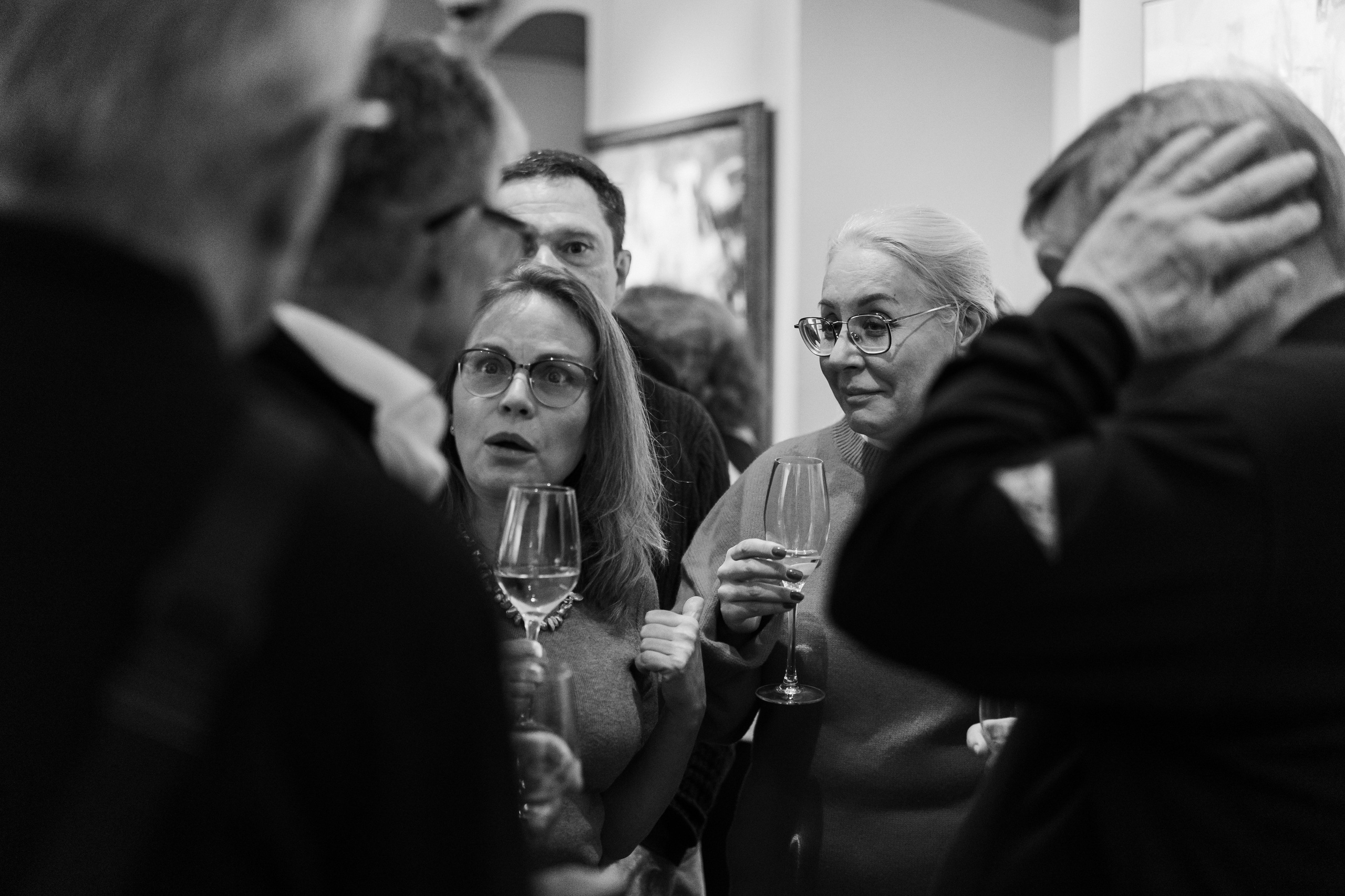 Съёмка открытия вытсавки художника Ильи Даньшина. Лиза Фирстова — самый добрый фотограф