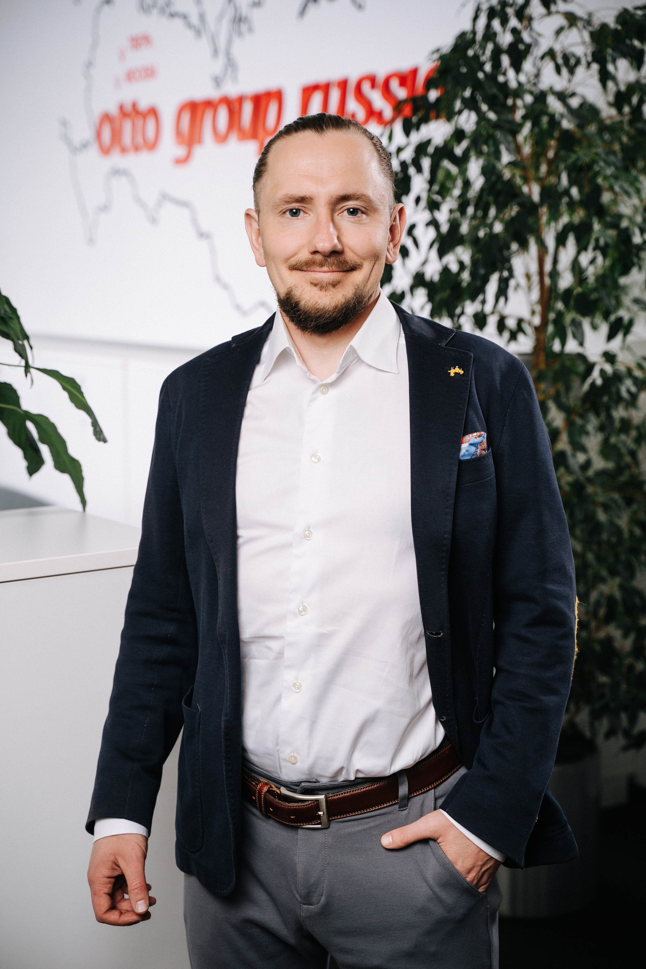 Современная корпоративная съёмка в стеклянном open-space — бизнес-среда и стиль.