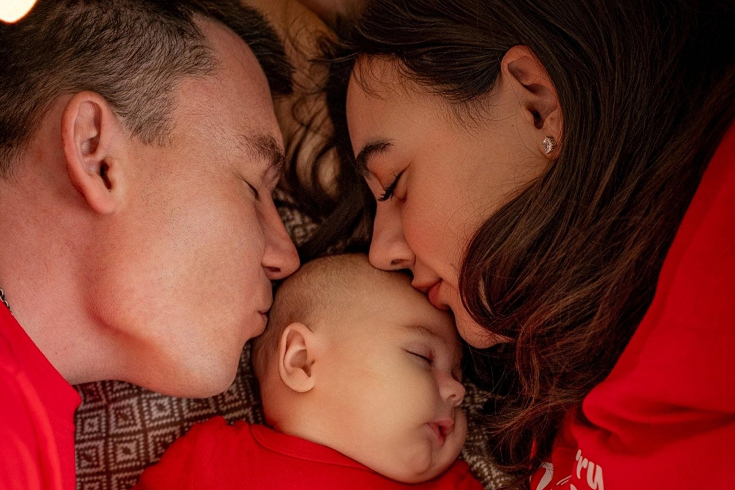 Марина и Дмитрий со своей малышкой. Семейный и свадебный фотограф в Абакане Юлия Су