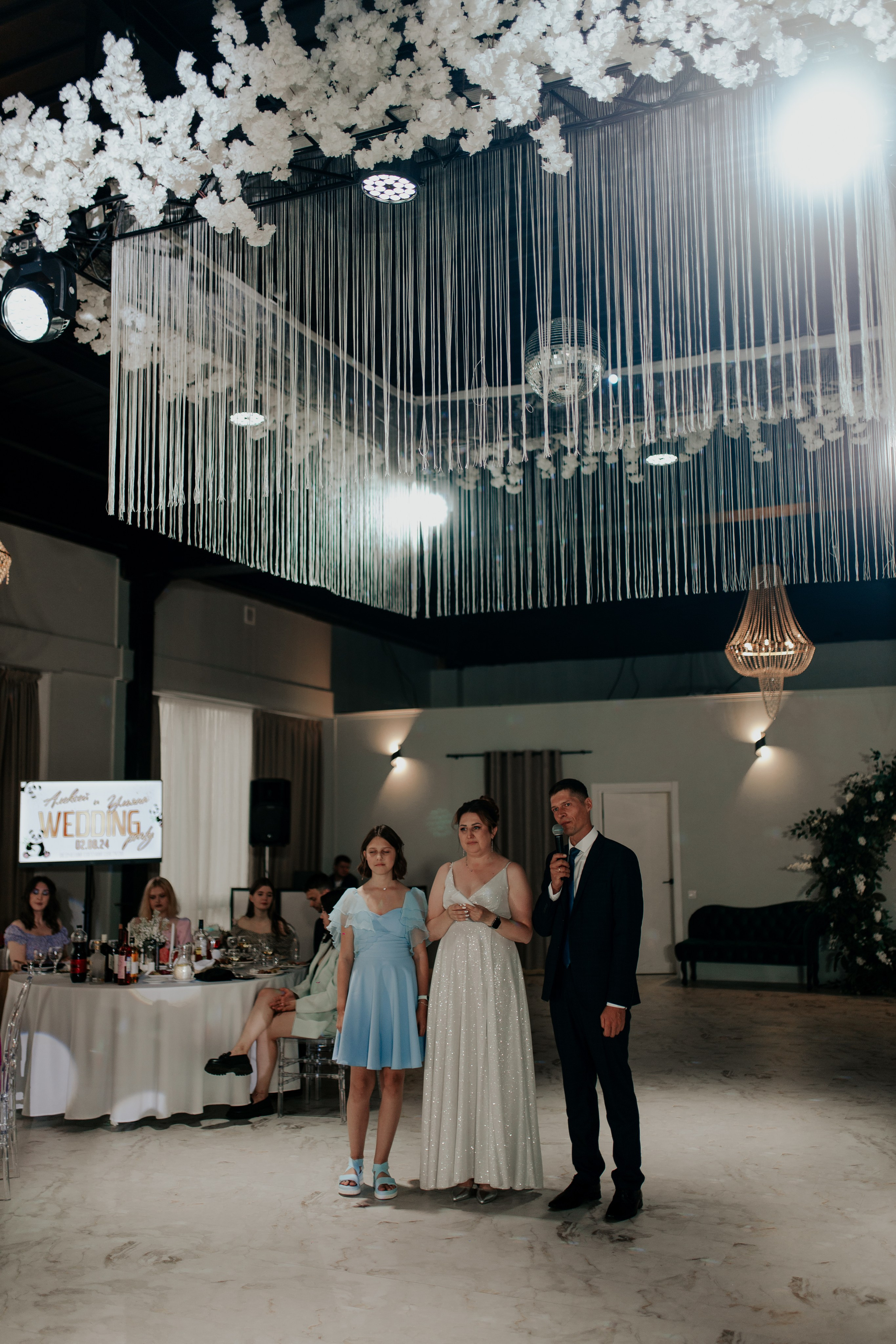 Родители молодожёнов говорят тост под звуки аплодисментов — волнующий кадр