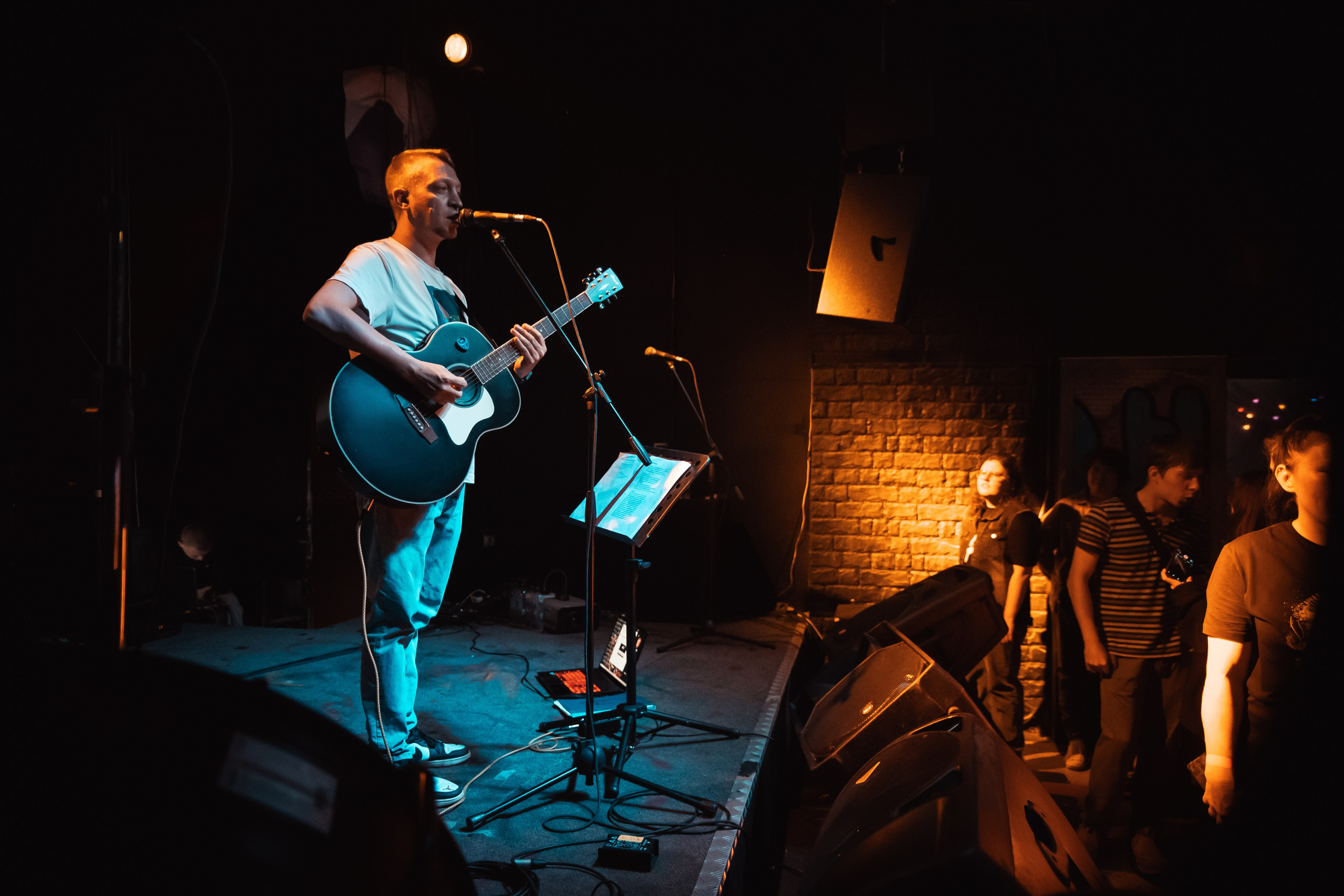Александр Князев, Концерт памяти В.Цоя, 16.08.2025, Эрмитаж. Фотограф Регина Крикунова г. Красноярск