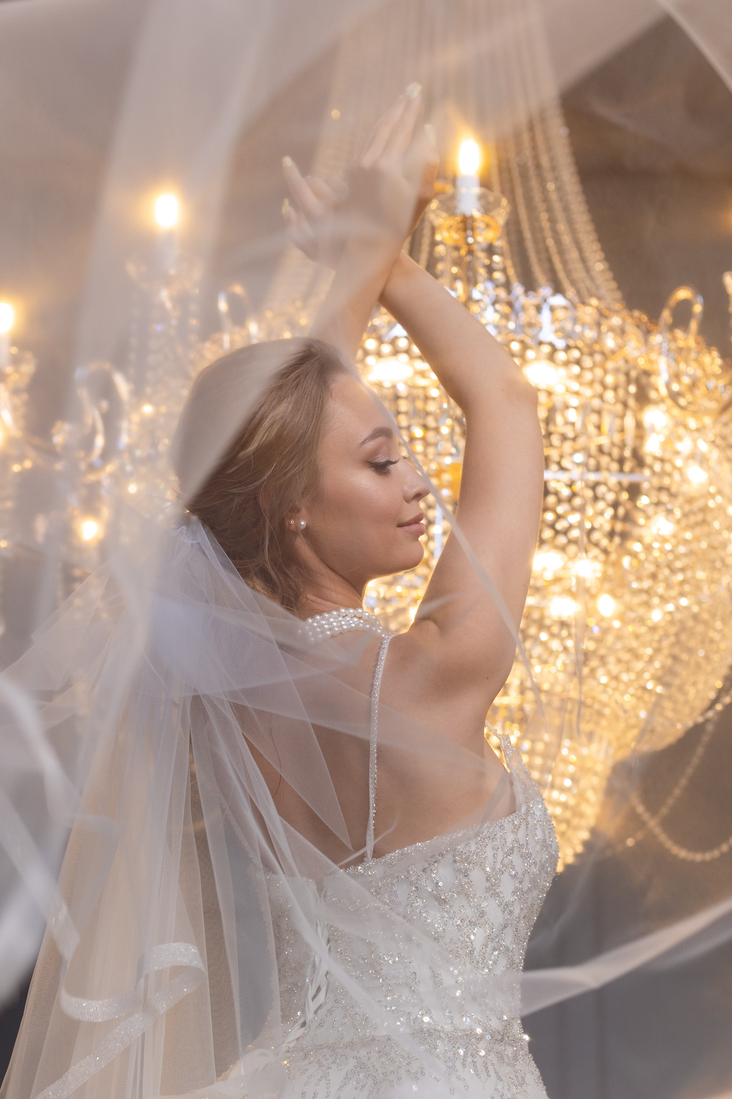 Невеста вскинула вверх над головой белоснежную вуаль.