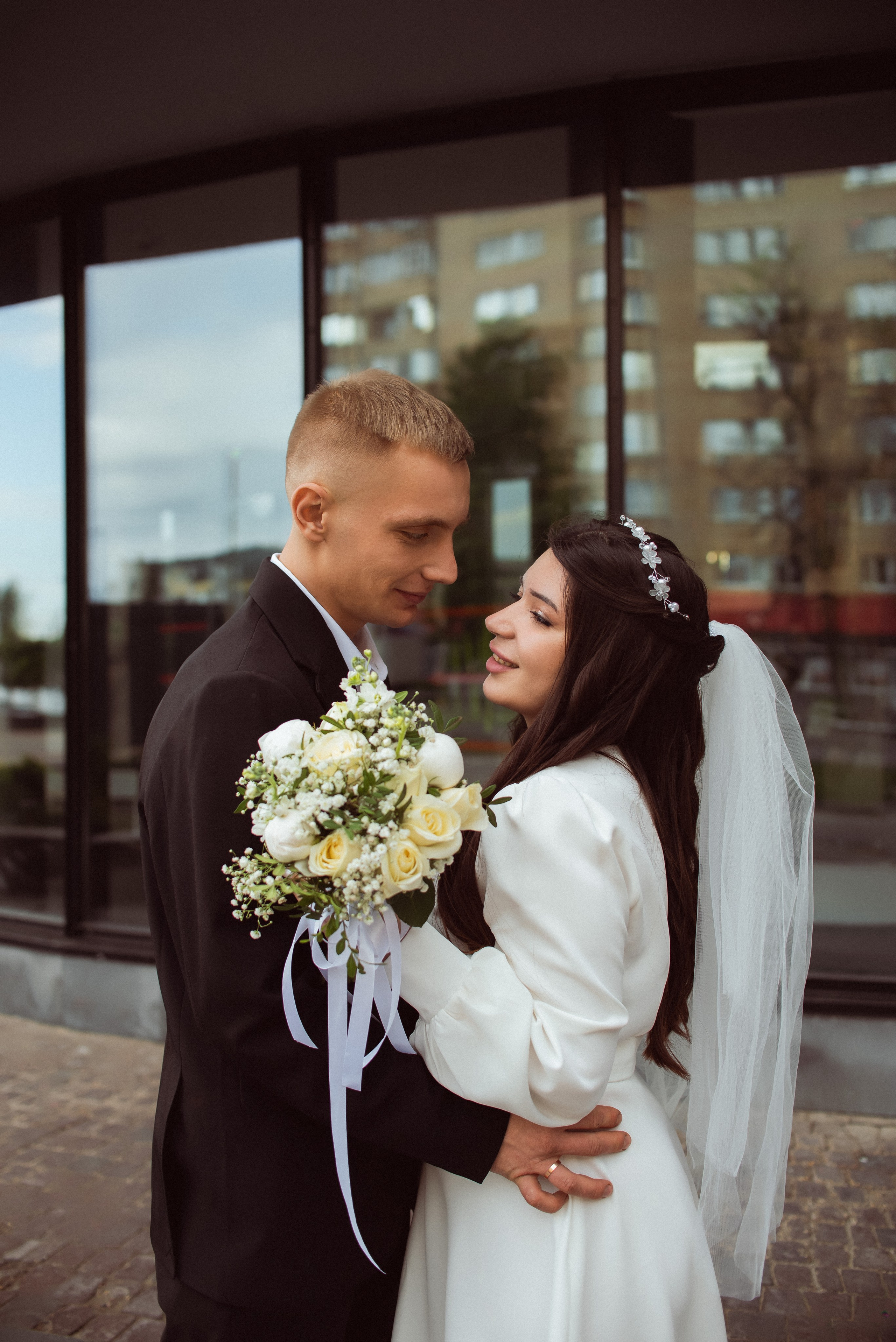 Свадебное фото на фоне фасада Щёлковского ЗАГСа