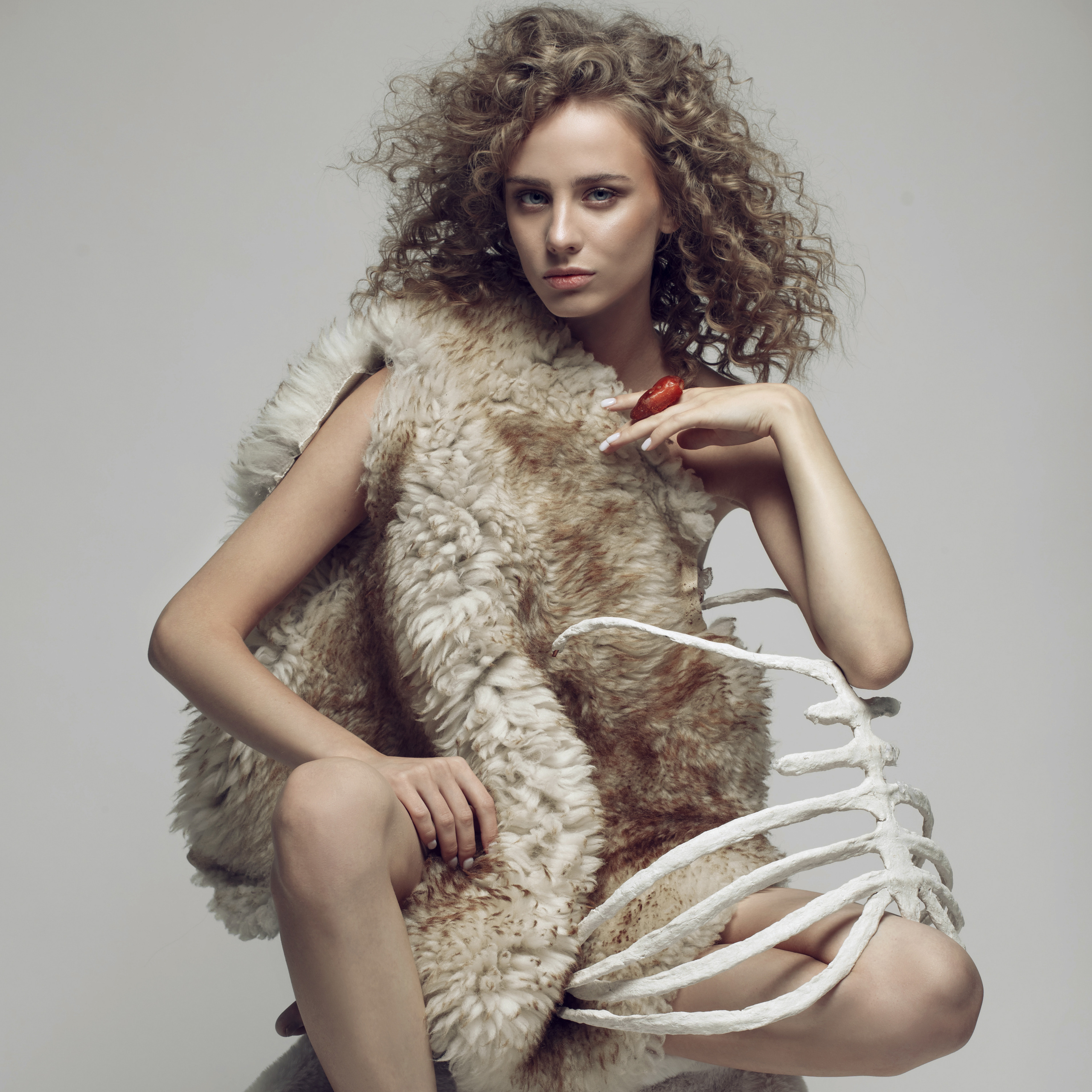 Съемка украшений из необработанного янтаря в эстетике примитивизма. Фотостудия «Gelios». Фотосессии в Калининграде