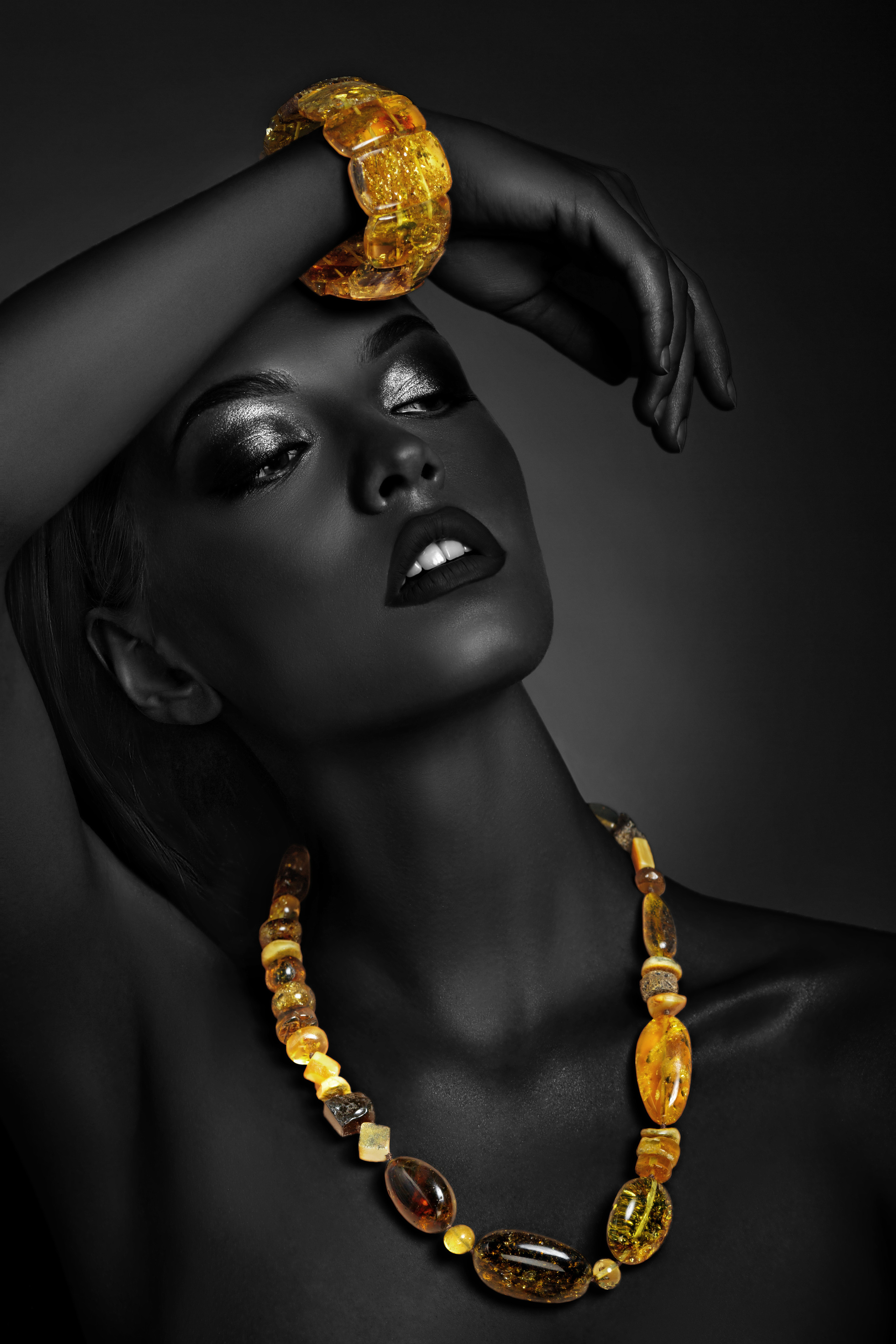 Рекламная съемка янтарных украшений для Blosberrys. Фотостудия «Gelios». Фотосессии в Калининграде