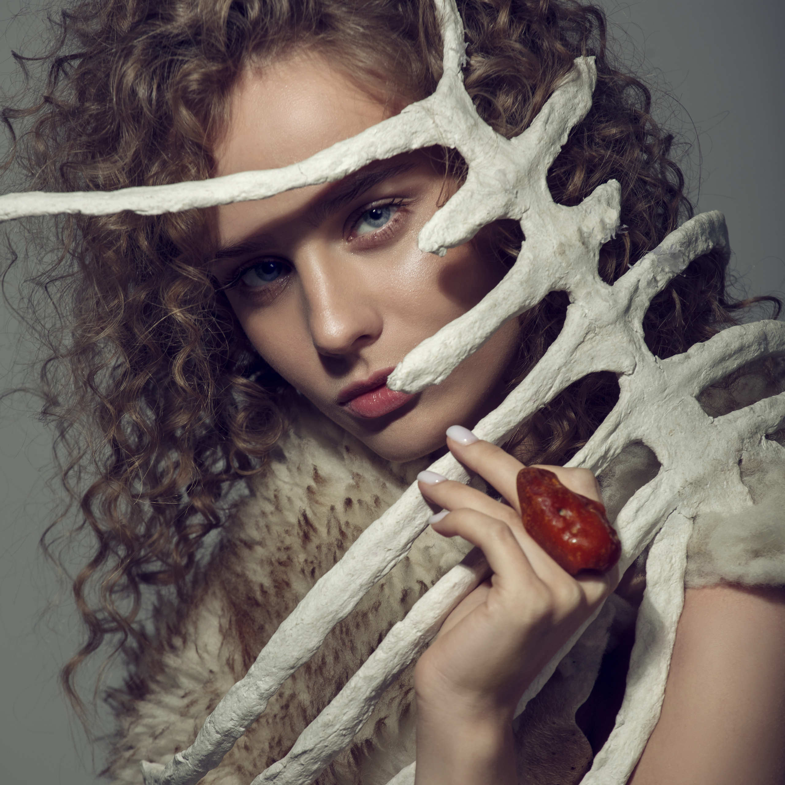 Съемка украшений из необработанного янтаря в эстетике примитивизма. Фотостудия «Gelios». Фотосессии в Калининграде