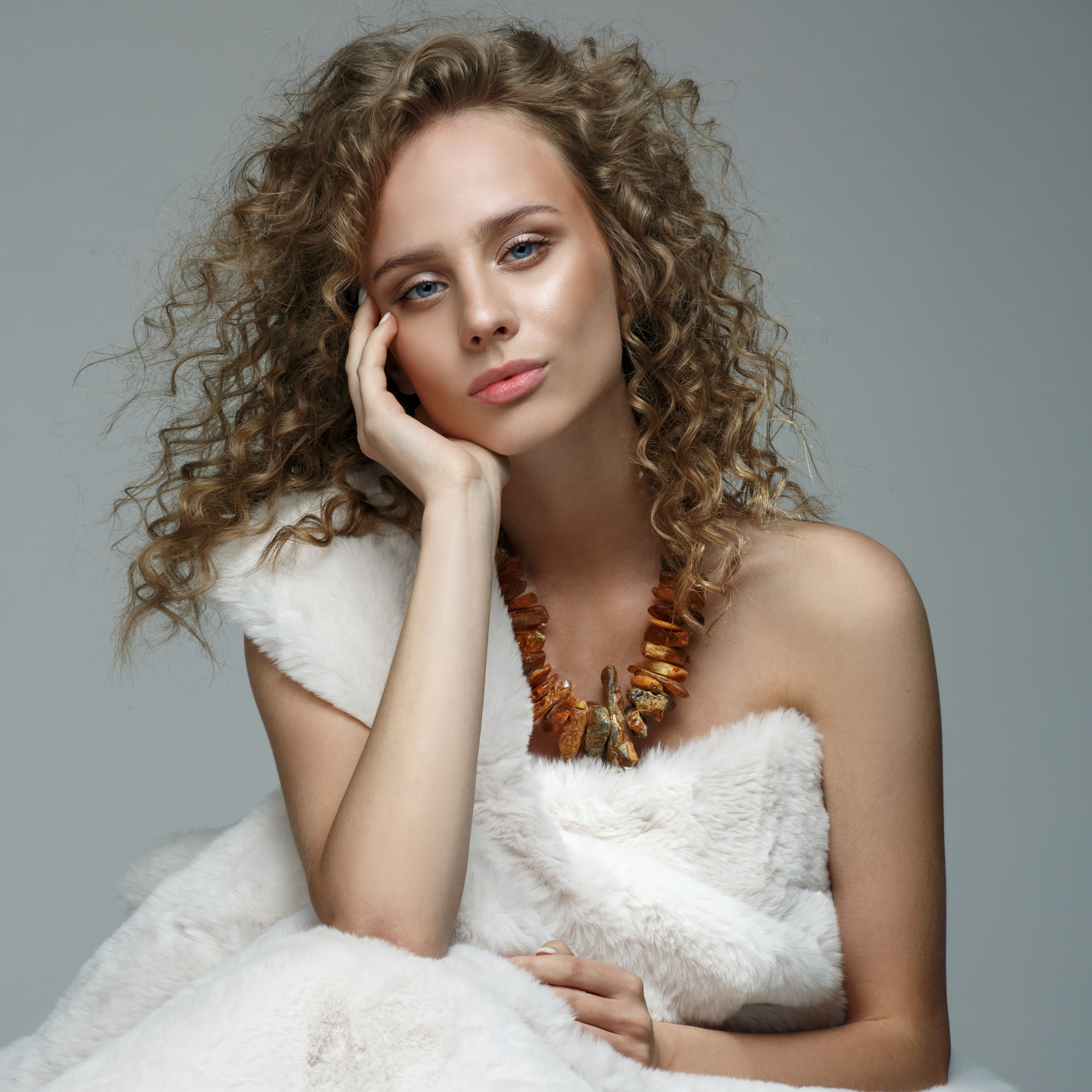 Съемка украшений из необработанного янтаря в эстетике примитивизма. Фотостудия «Gelios». Фотосессии в Калининграде