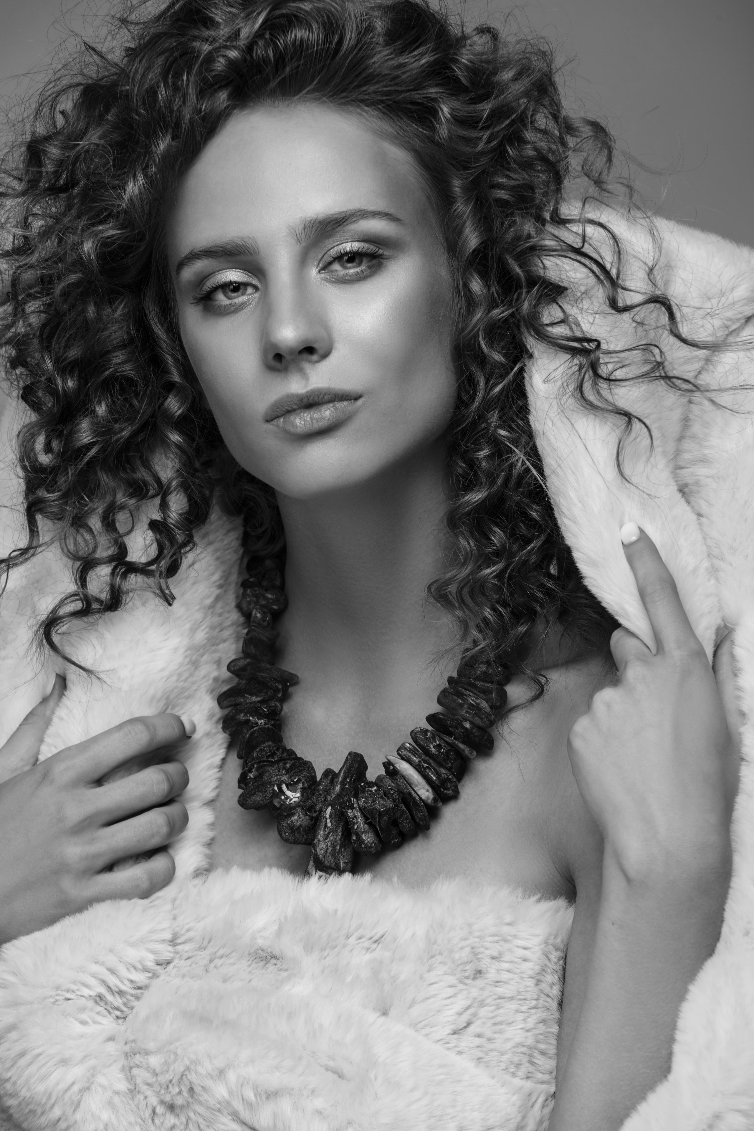 Съемка украшений из необработанного янтаря в эстетике примитивизма. Фотостудия «Gelios». Фотосессии в Калининграде