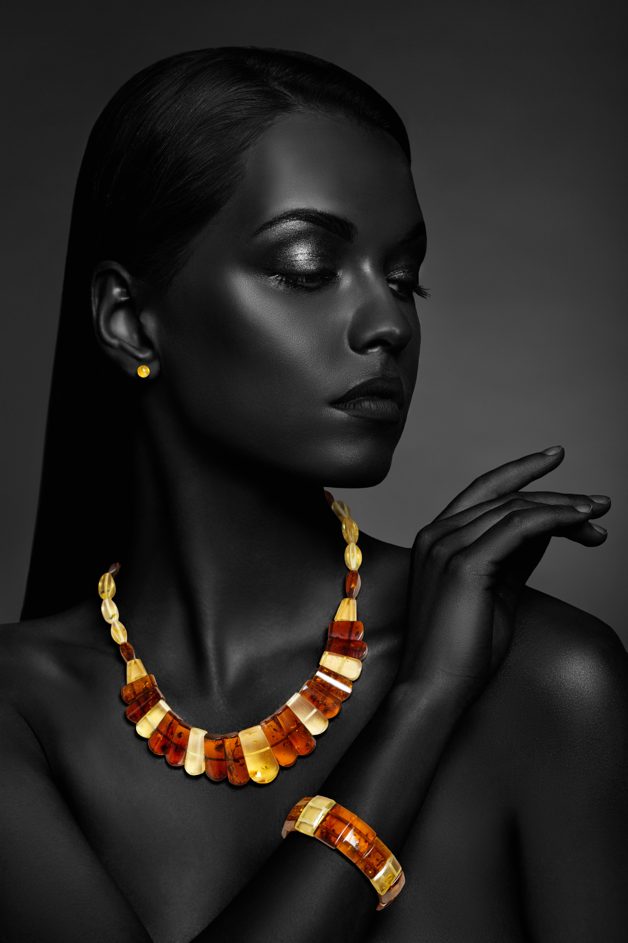 Рекламная съемка янтарных украшений для Blosberrys. Фотостудия «Gelios». Фотосессии в Калининграде