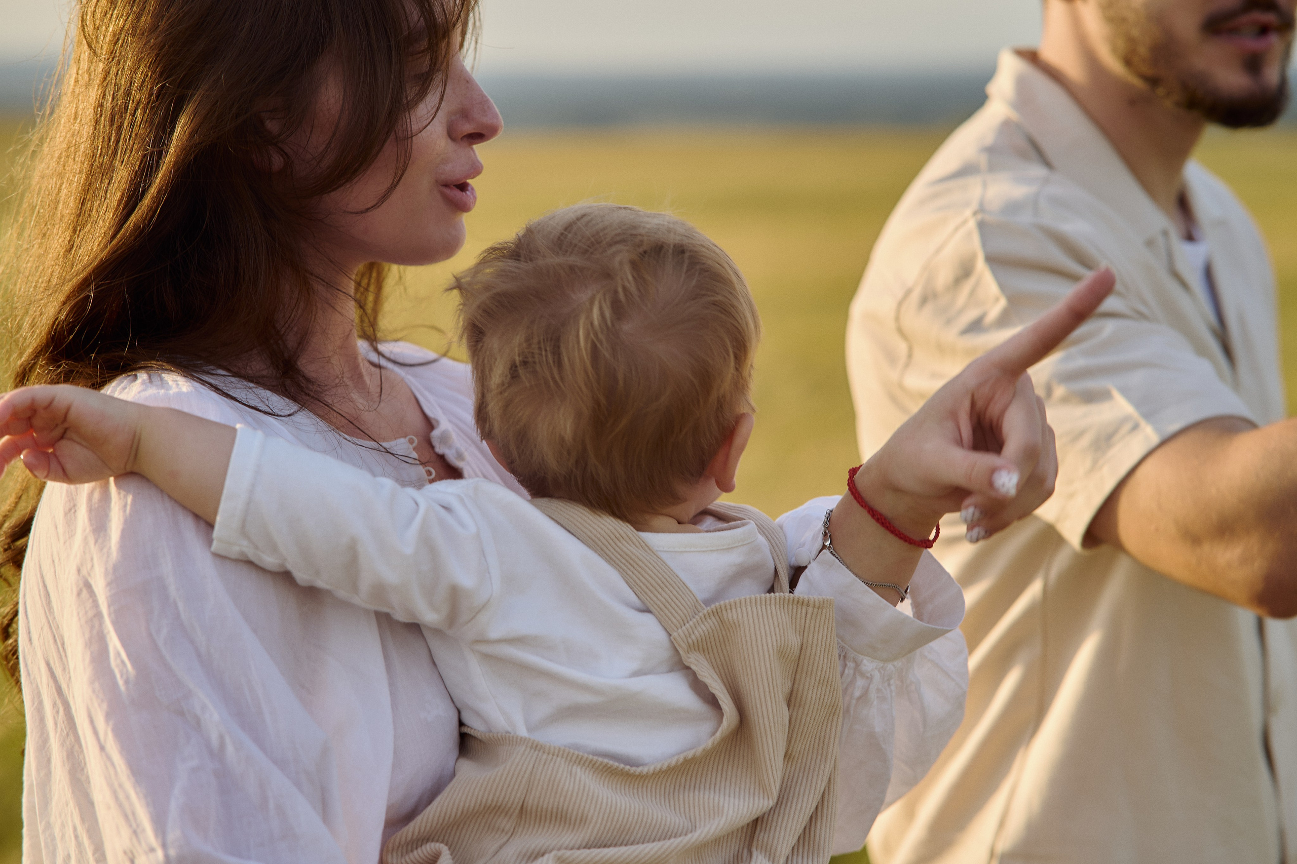 Шамиль, Аня и Марс в поле с барашками. Семейный и свадебный lifestyle-фотограф в Москве Мария Петрова