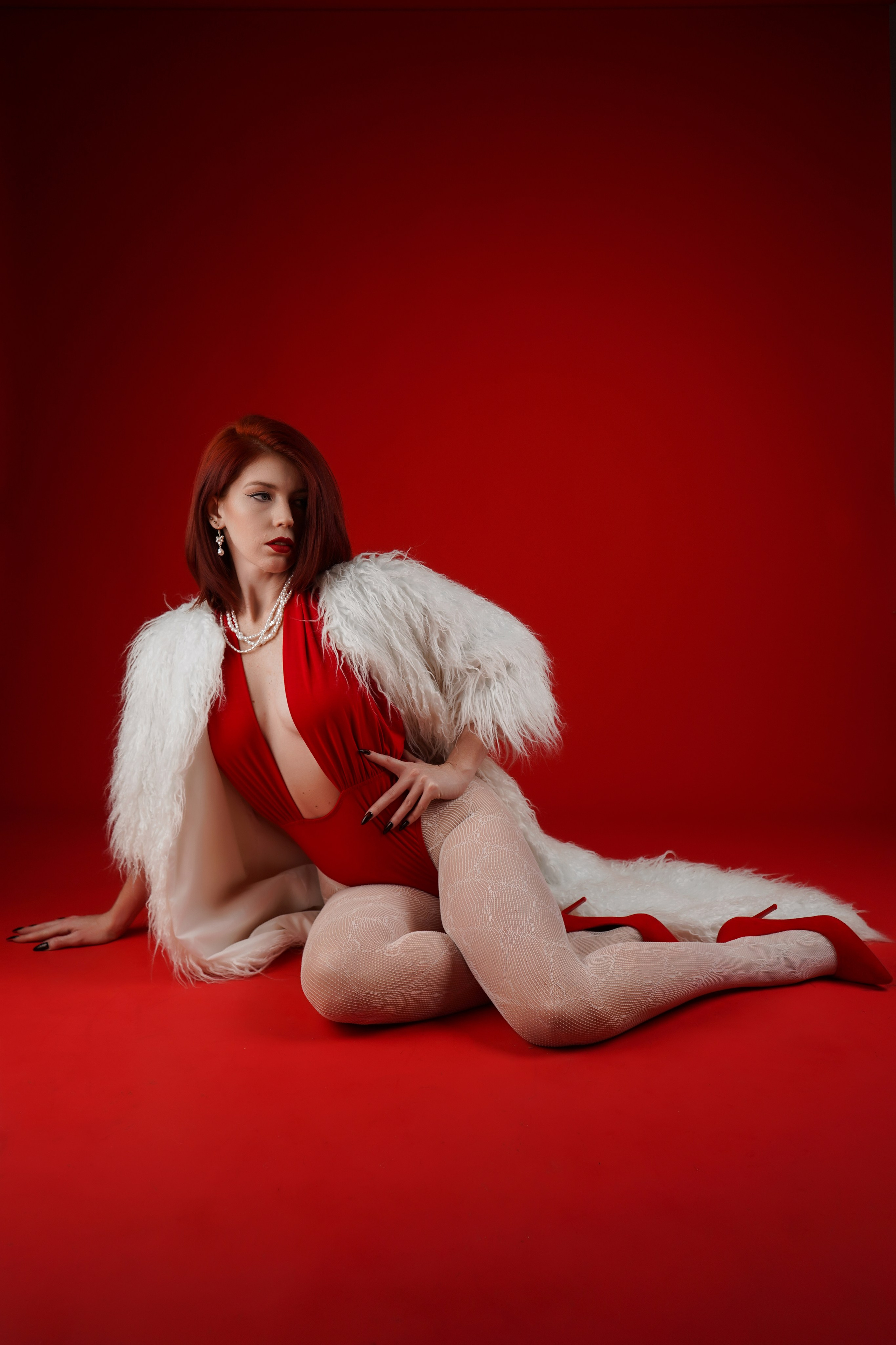 Фотосессия на красном фото в студии Котта. Фотограф Ростов-на-Дону. Свадебный фотограф в Ростове-на-Дону. Таинство Крещения и Венчания, семейные фотосессии. Алёна Чёботова