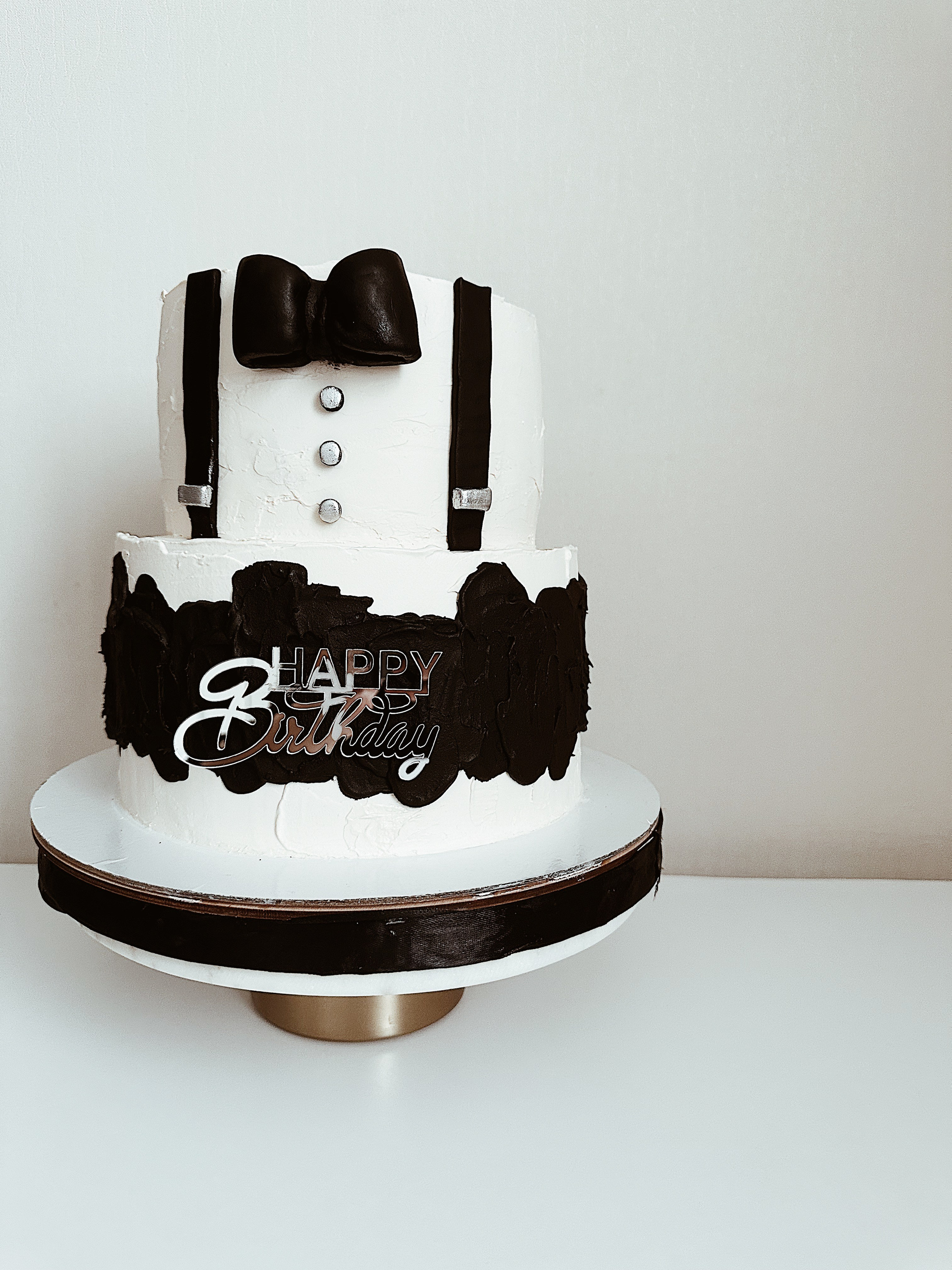 Торт Смокинг. Арт-кондитер в Москве Маша Шафран